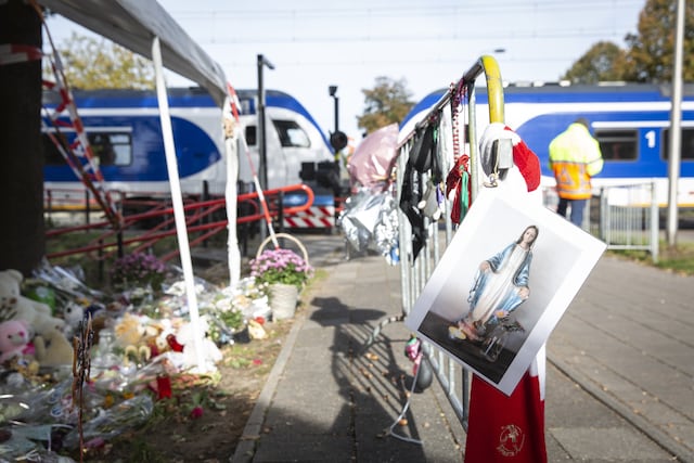 oss-8-oktober-2018-er-zijn-bloemen-neergelegd-op-de-plek-waar