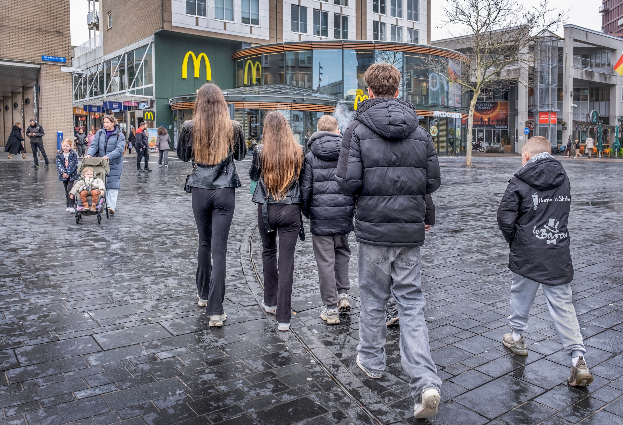 Samenscholingsverbod in Almere: ‘Ze zijn gek. Je kunt een paar ...