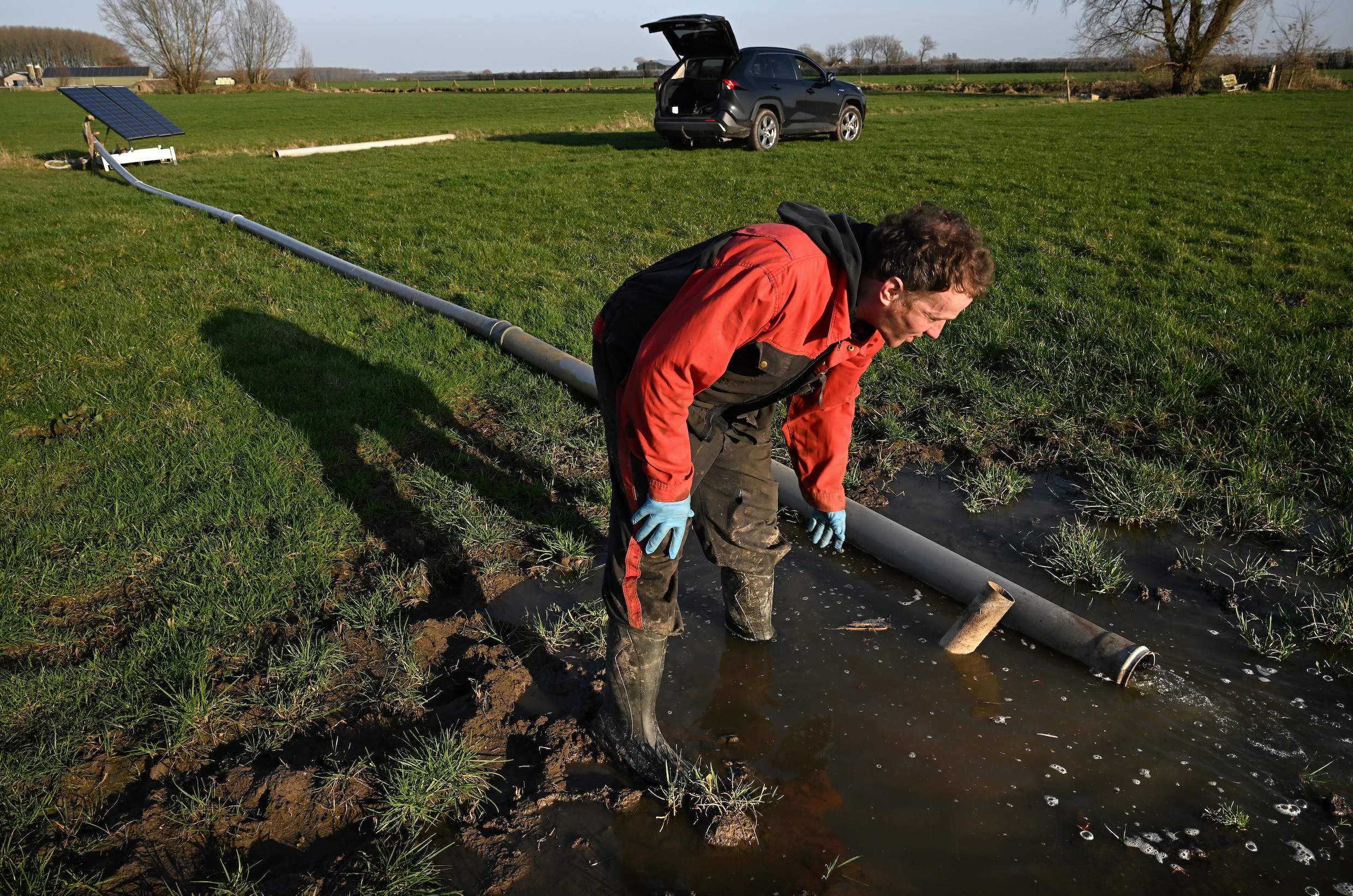 De mens heeft de aarde een meter uit het lood gezet door water naar de ...