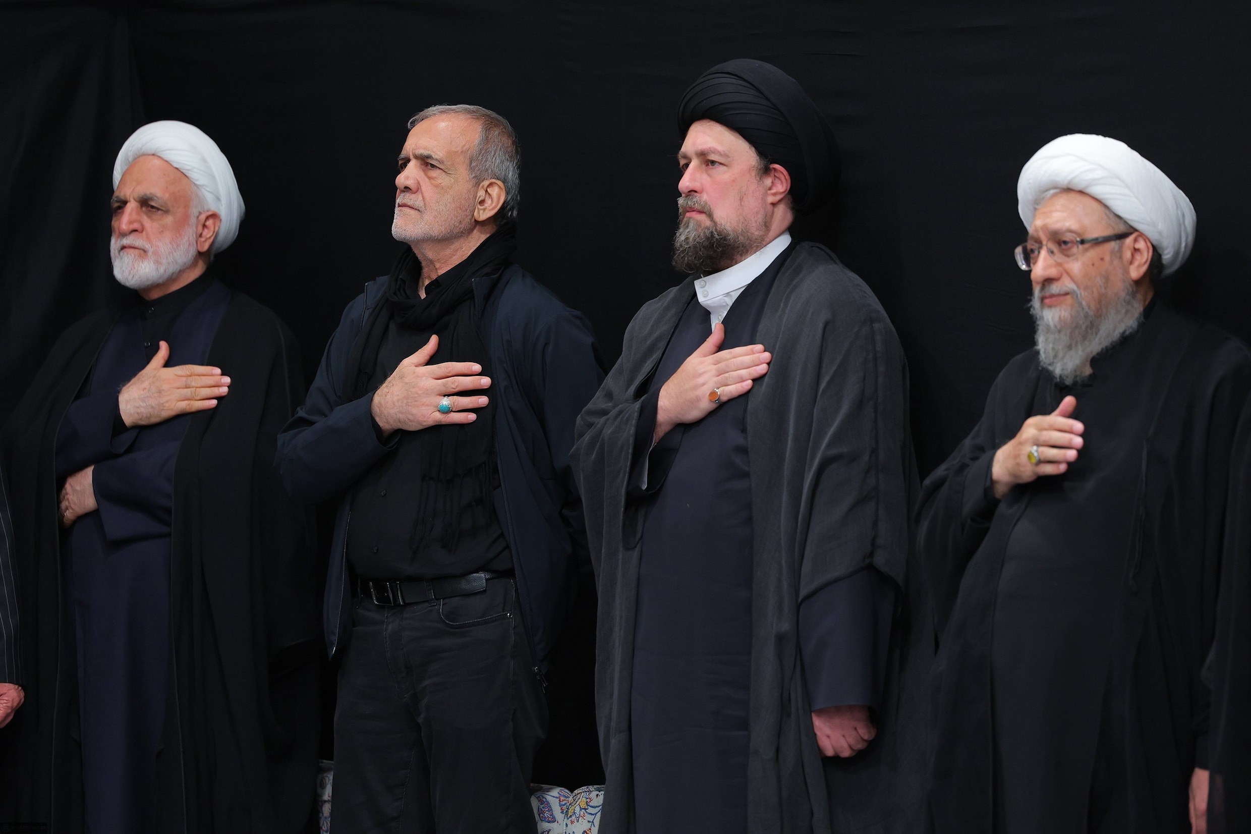 Opperrechter Mohseni-Ejei (l), president Pezeshkian (tweede van links) en ayatollah Khomeini’s kleinzoon Hassan.