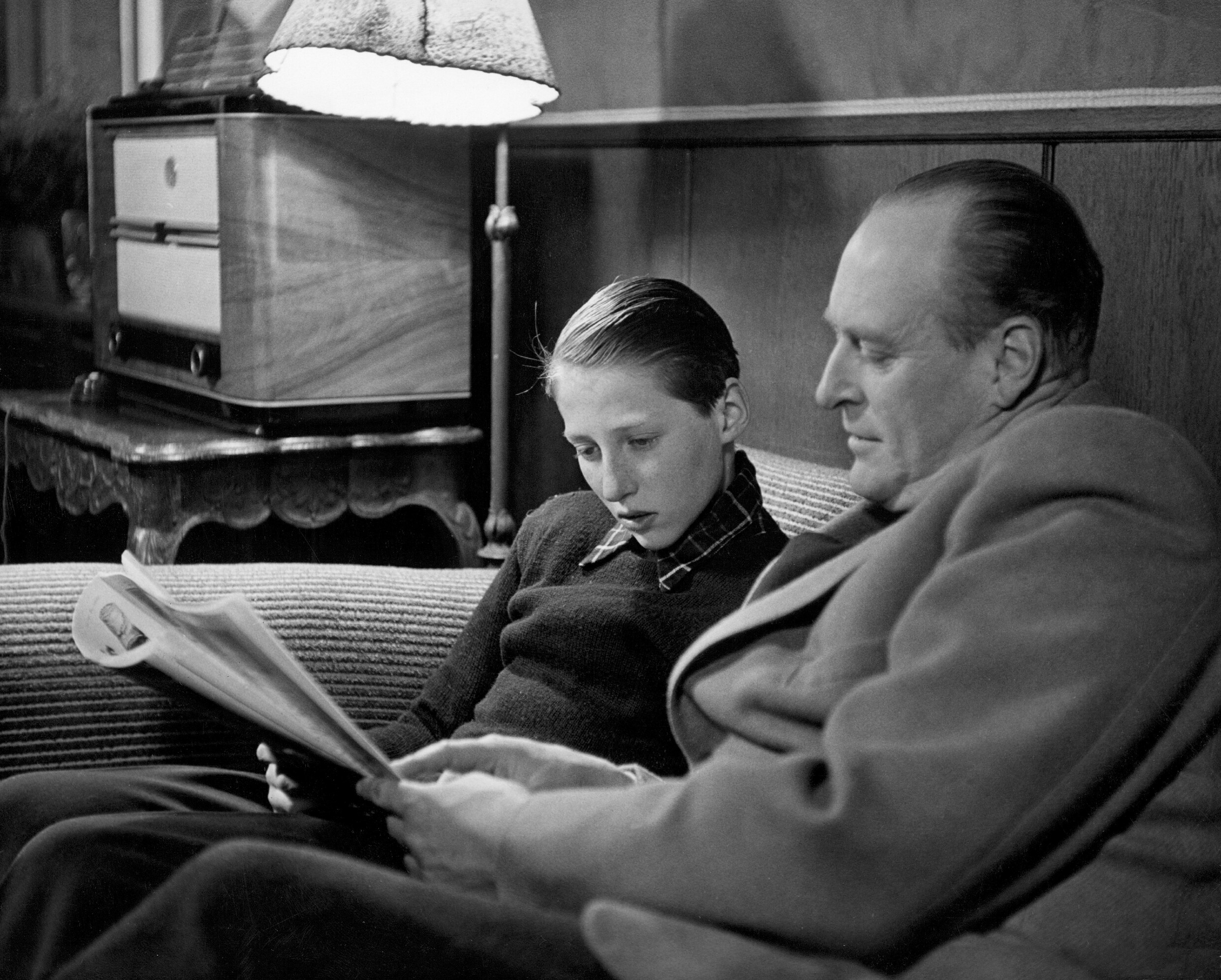 Harald V met zijn vader, koning Olaf V, rond 1950.