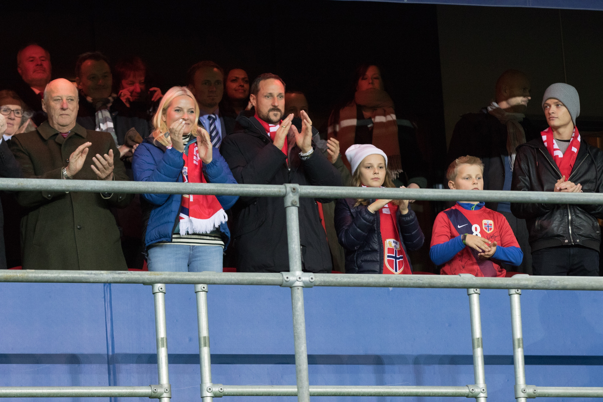 Vanaf links: koning Harald V, kroonprinses Mette-Marit, kroonprins Haakon, prinses Ingrid Alexandra, prins Sverre Magnus en Marius Borg Høiby bij een sportevenement in Oslo in 2015.