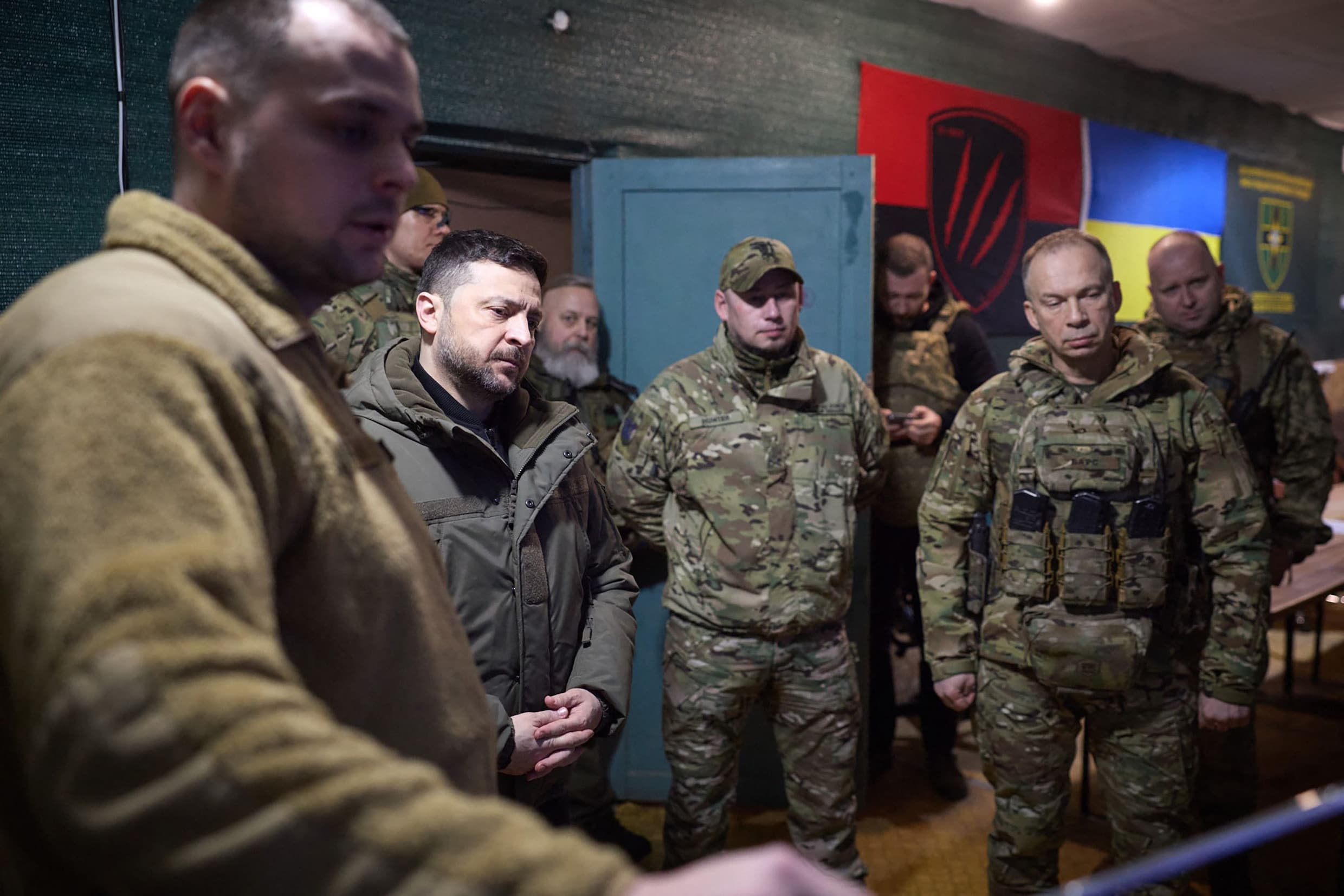 Syrsky, hier rechts, in een commandocentrum in de regio Donetsk met president Zelensky.