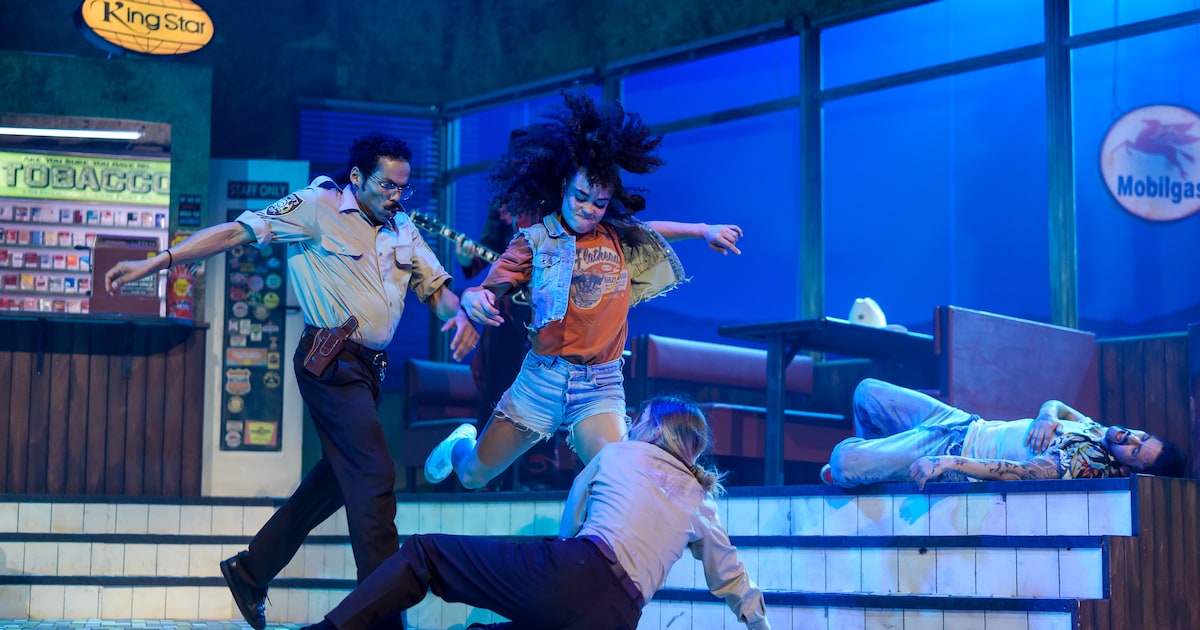 ‘A Fine Mess’ (15+) is een hilarische voorstelling, vol nepgevechten en ...