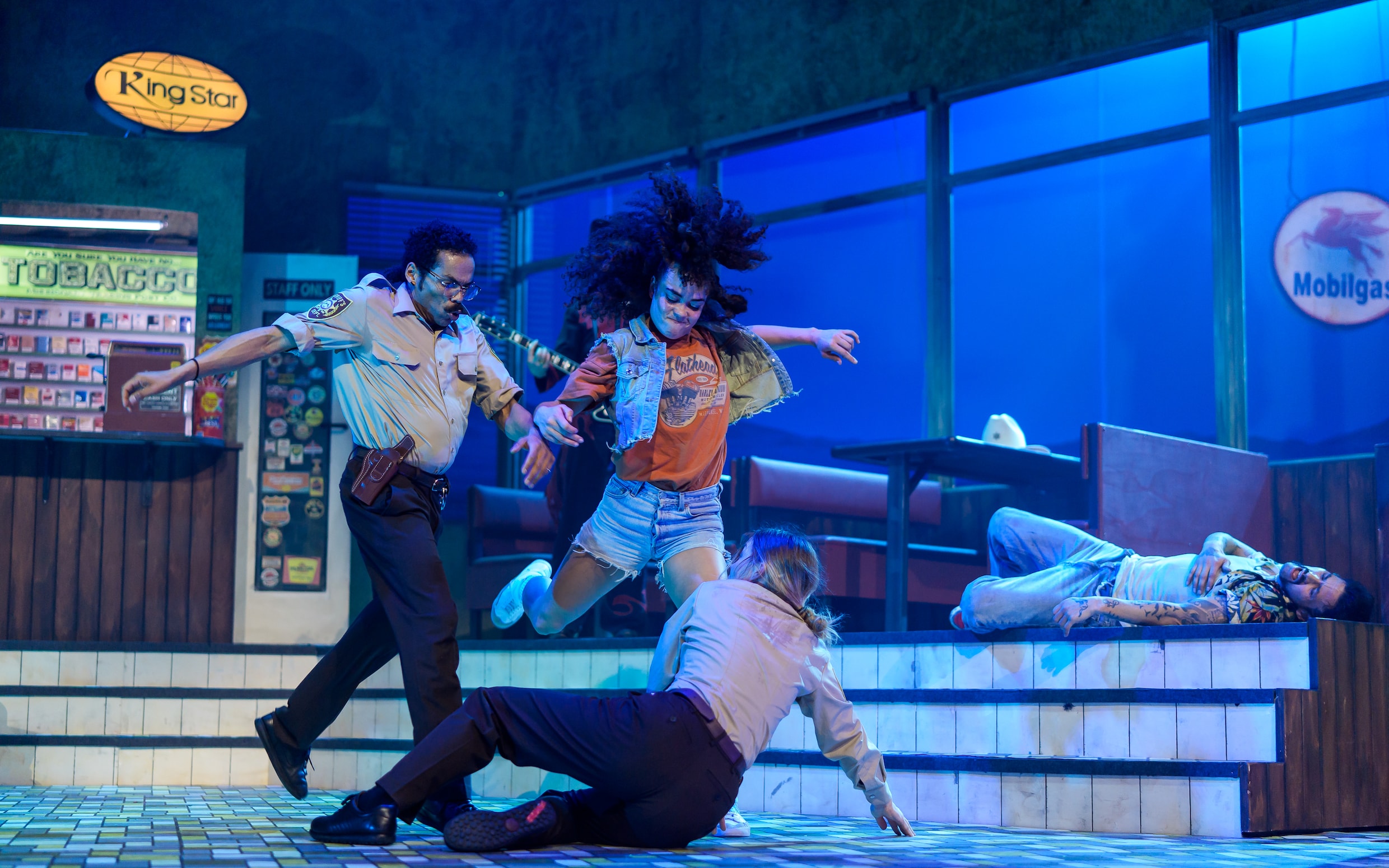 ‘A Fine Mess’ (15+) is een hilarische voorstelling, vol nepgevechten en ...