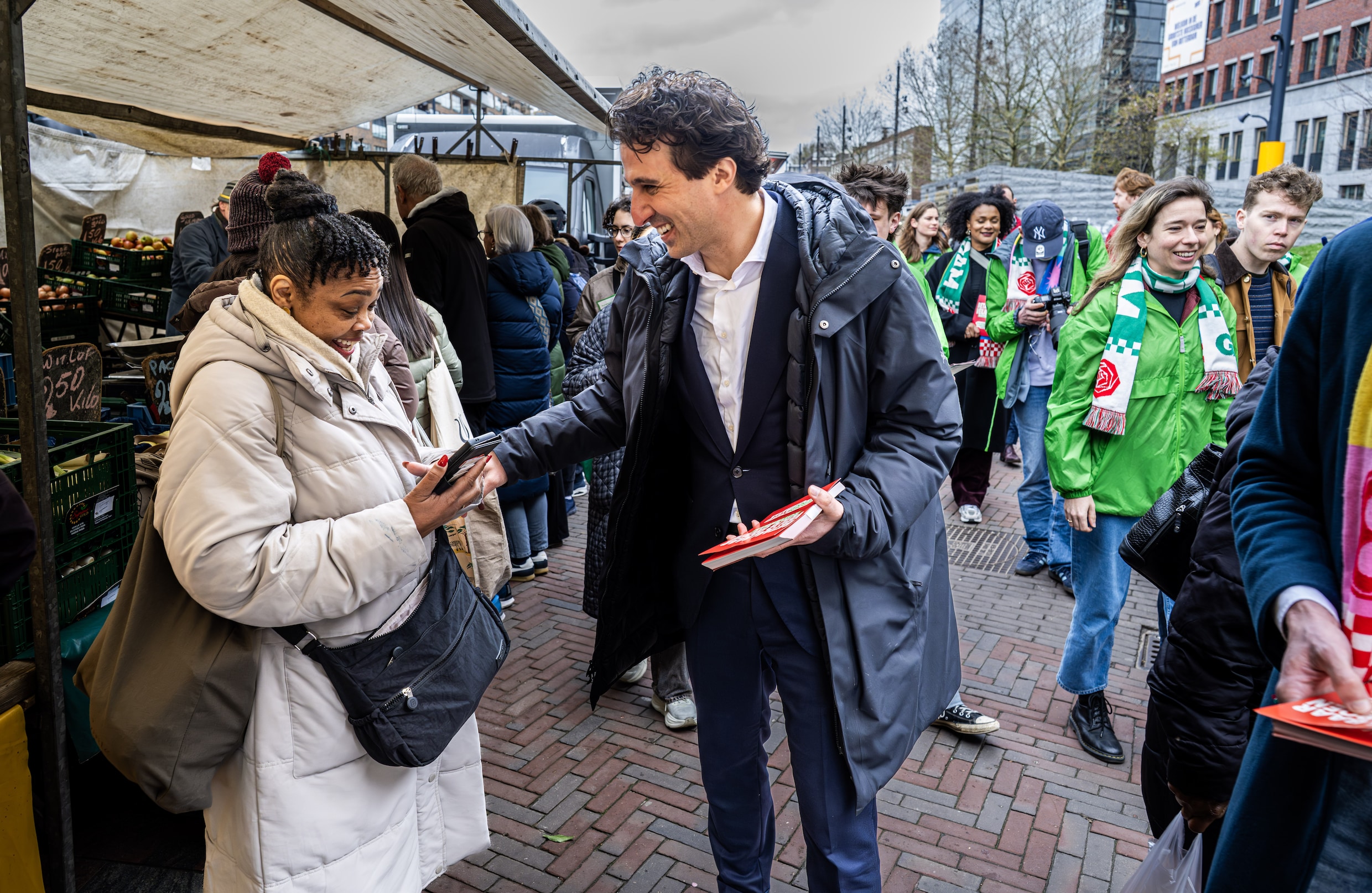 GroenLinks-PvdA-leider Jesse Klaver voert campagne op een markt in Rotterdam.Bron 