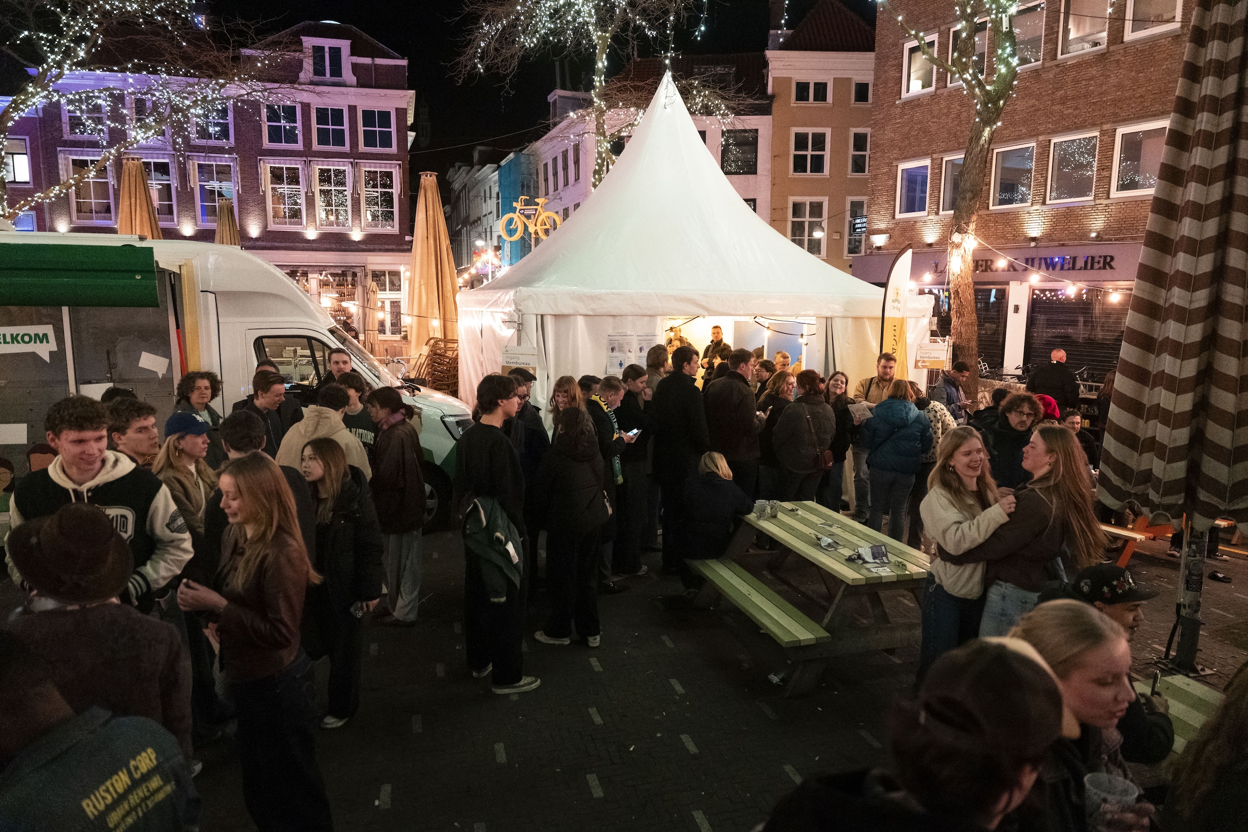 Mensen staan in de rij voor het nachtstemmen in Den Haag.