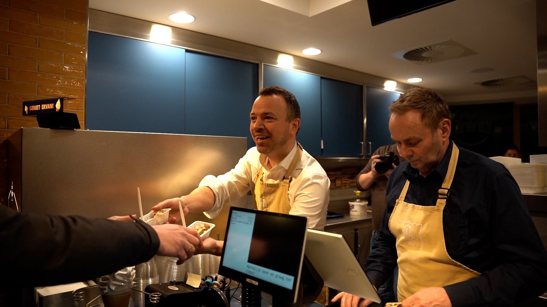 In Kampen werden nachtelijke stemmers beloond met een snack, uitgedeeld door de burgemeester.