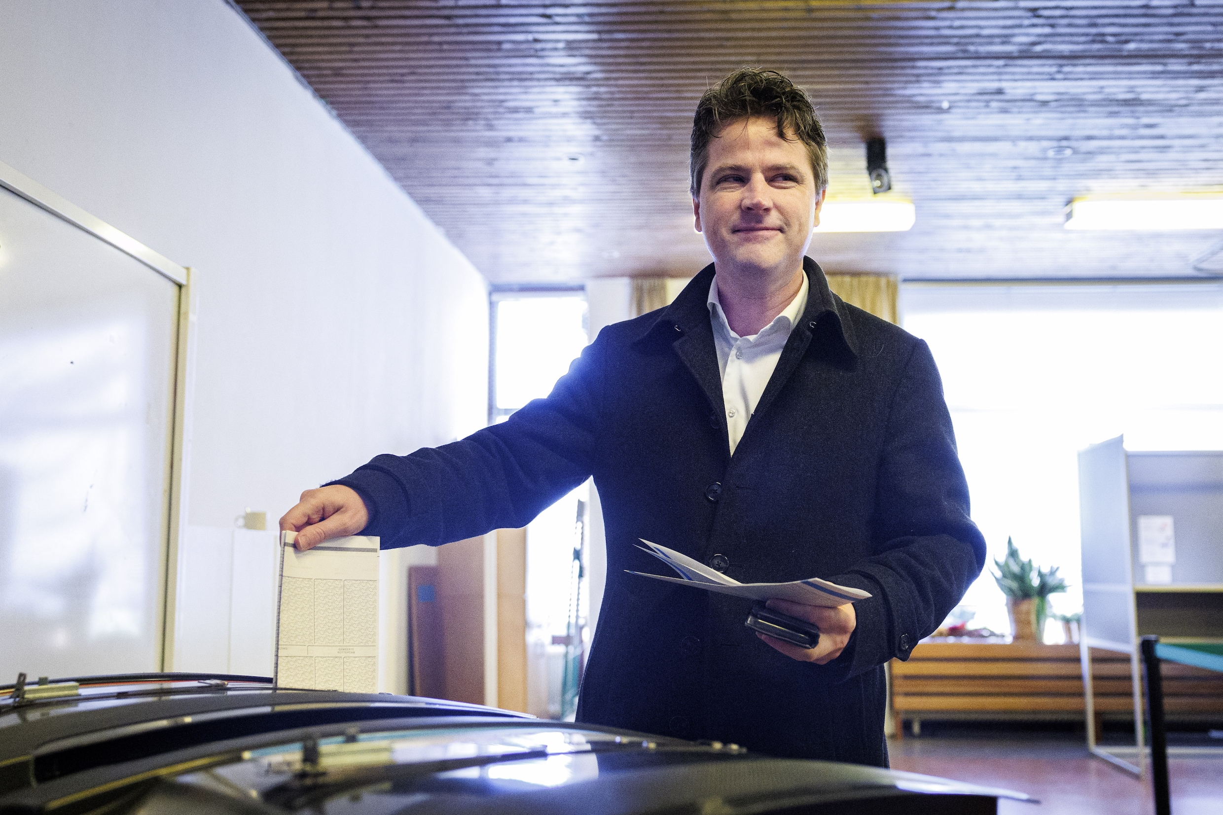 CDA-leider Henri Bontenbal stemt in de Johanneskerk in Rotterdam.