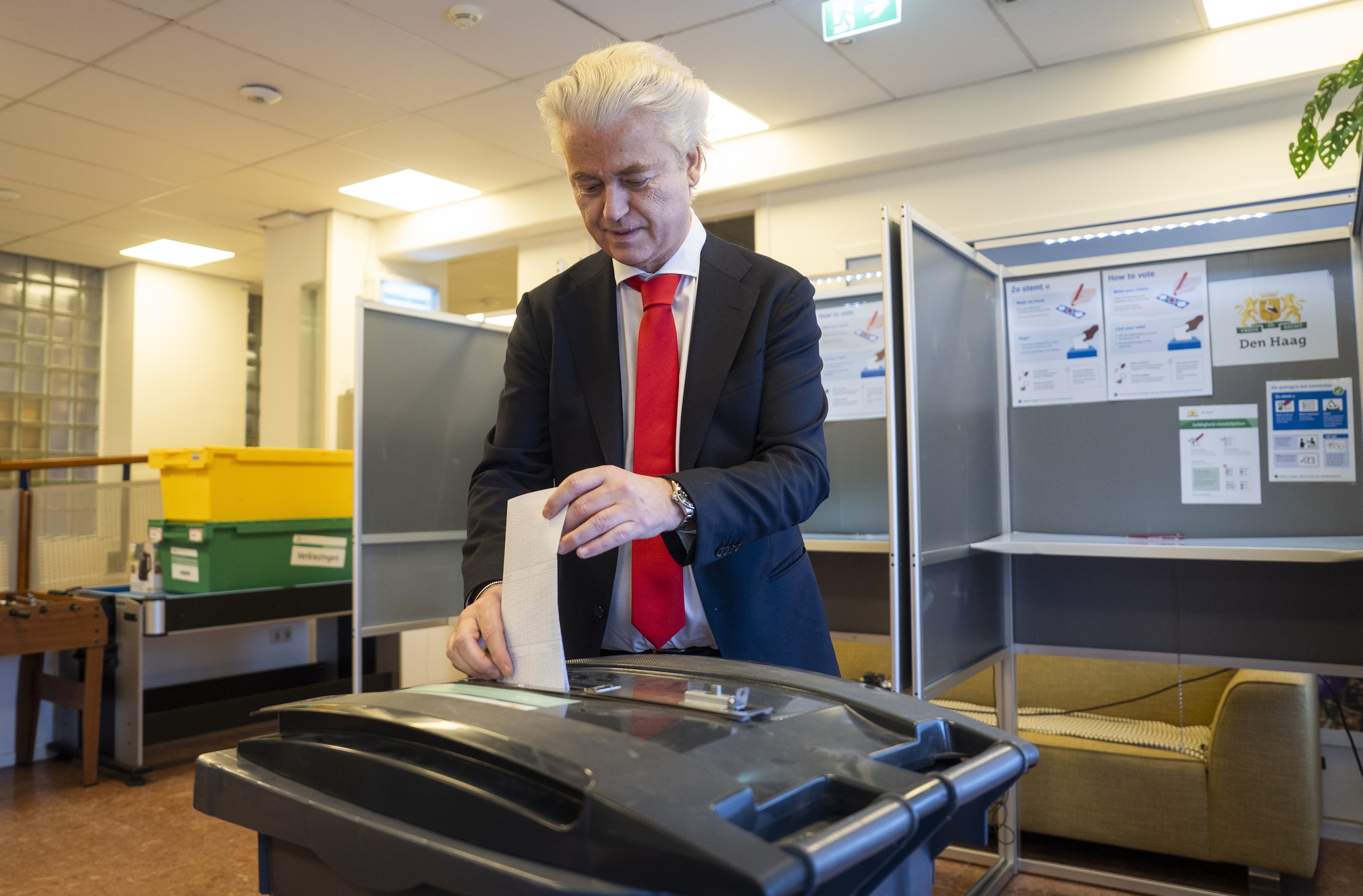 Geert Wilders van PVV brengt in woonzorgcentrum Ametisthorst zijn stem uit.