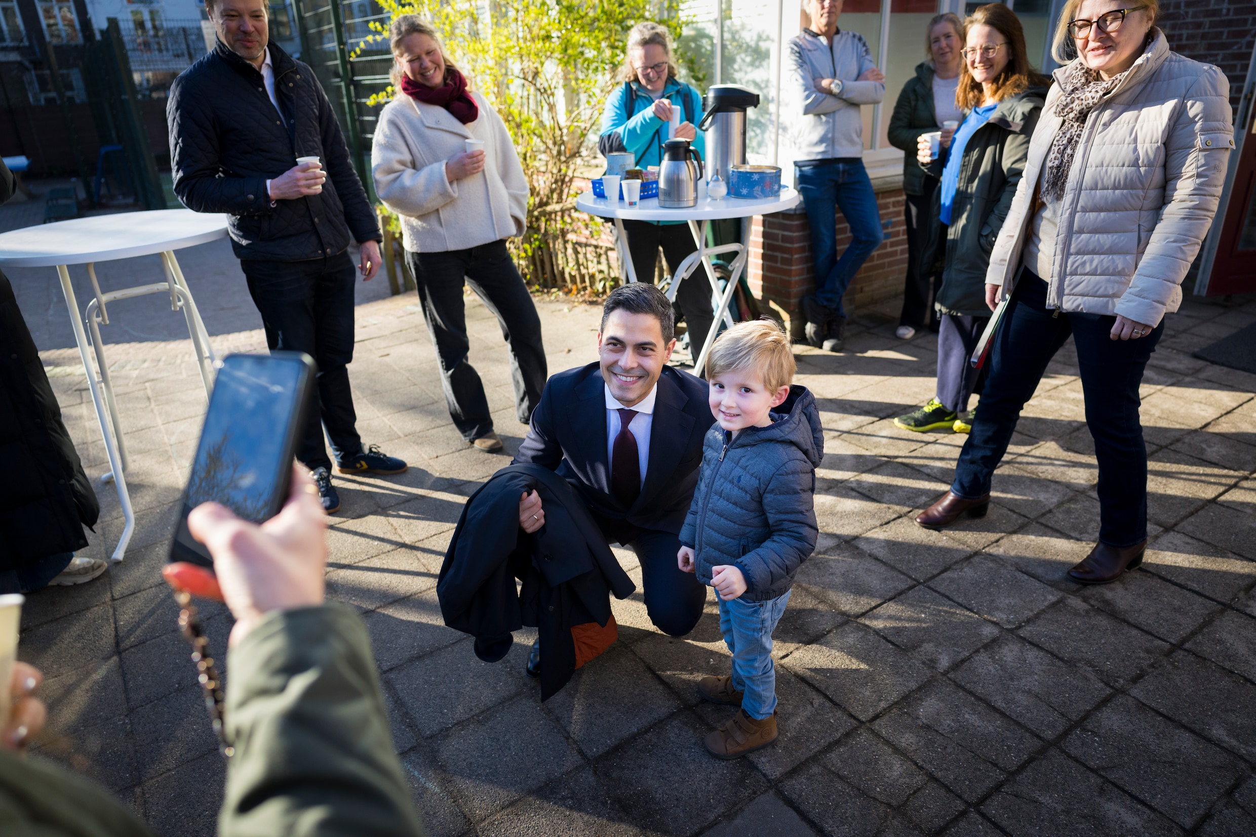 Premier Rob Jetten brengt zijn stem uit voor de Gemeenteraadsverkiezingen.