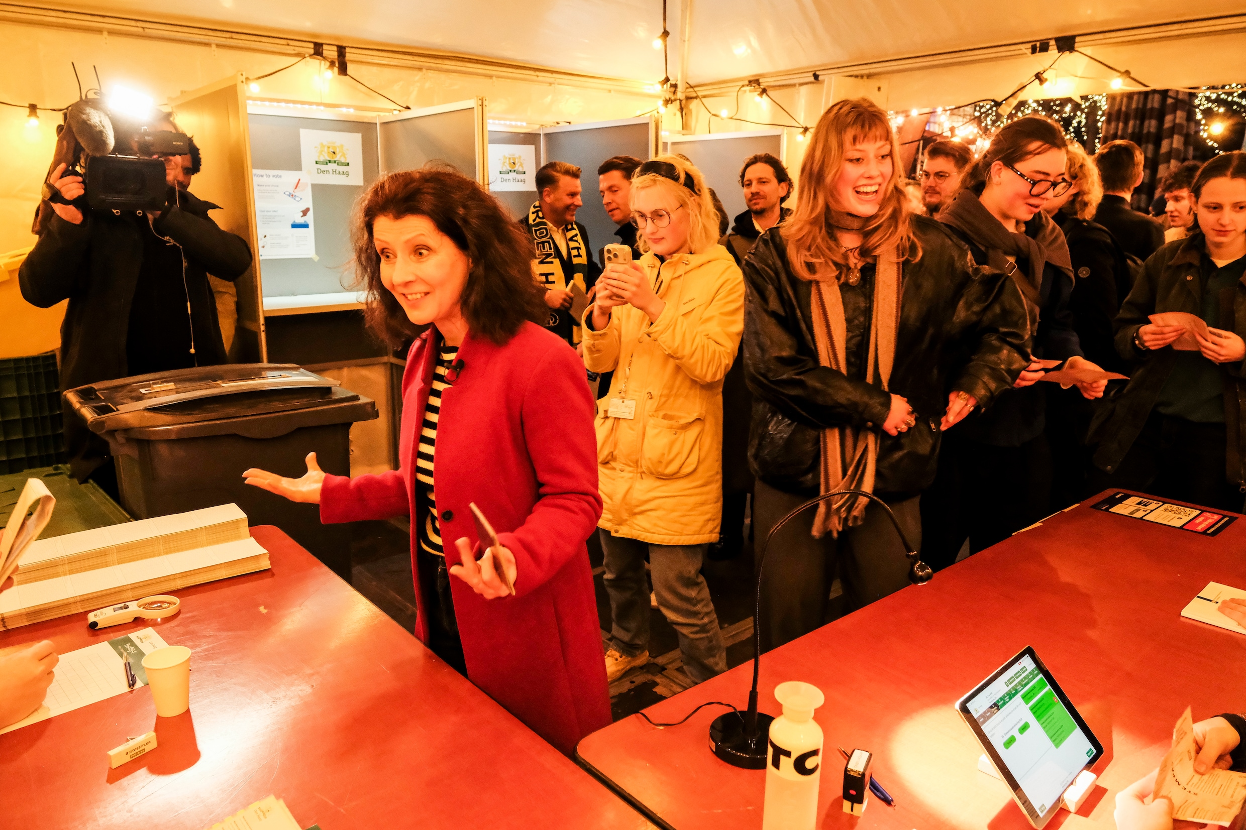 PvdD-lijsttrekker Esther Ouwehand heeft vannacht gestemd tijdens een verkiezingsevenement op de Grote Markt in Den Haag.