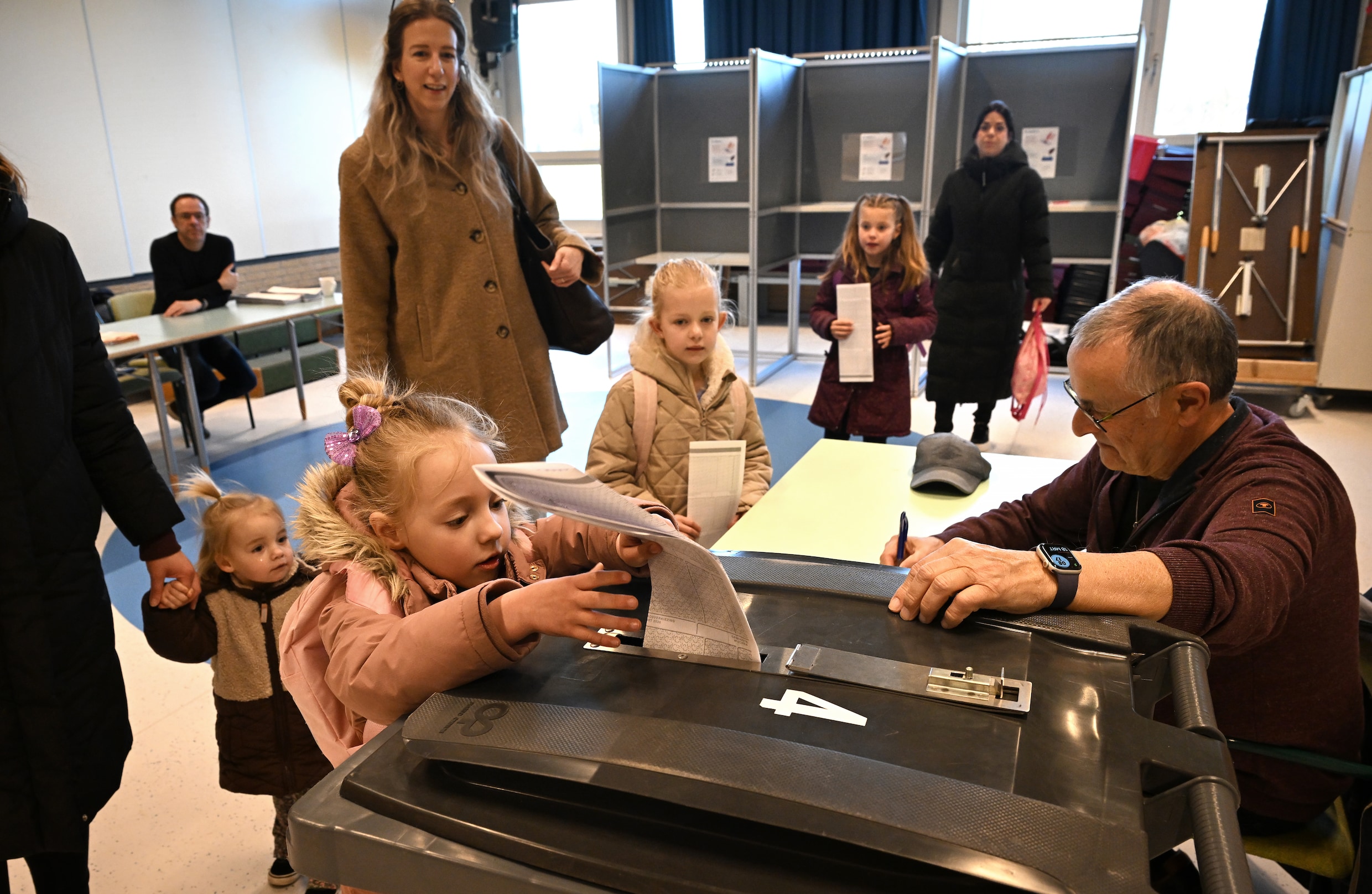 Op de Paschalisschool in Woezik mogen kinderen samen met hun ouders stemmen voordat hun school begint.