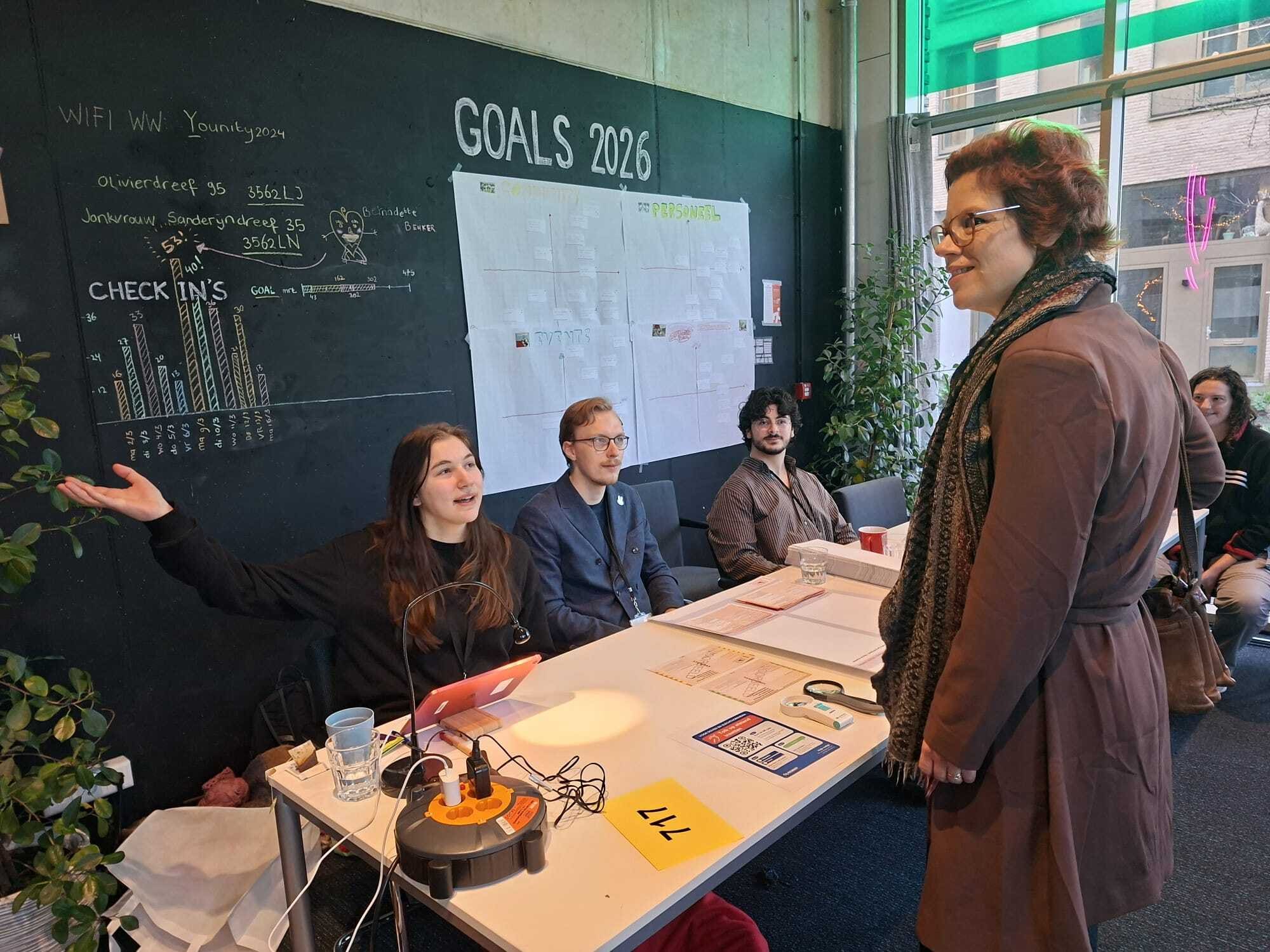 Fiora Ahles van het jongerenstembureau Younity verwelkomt de Utrechtse GroenLinks-PvdA-lijsttrekker Linda Voortman.