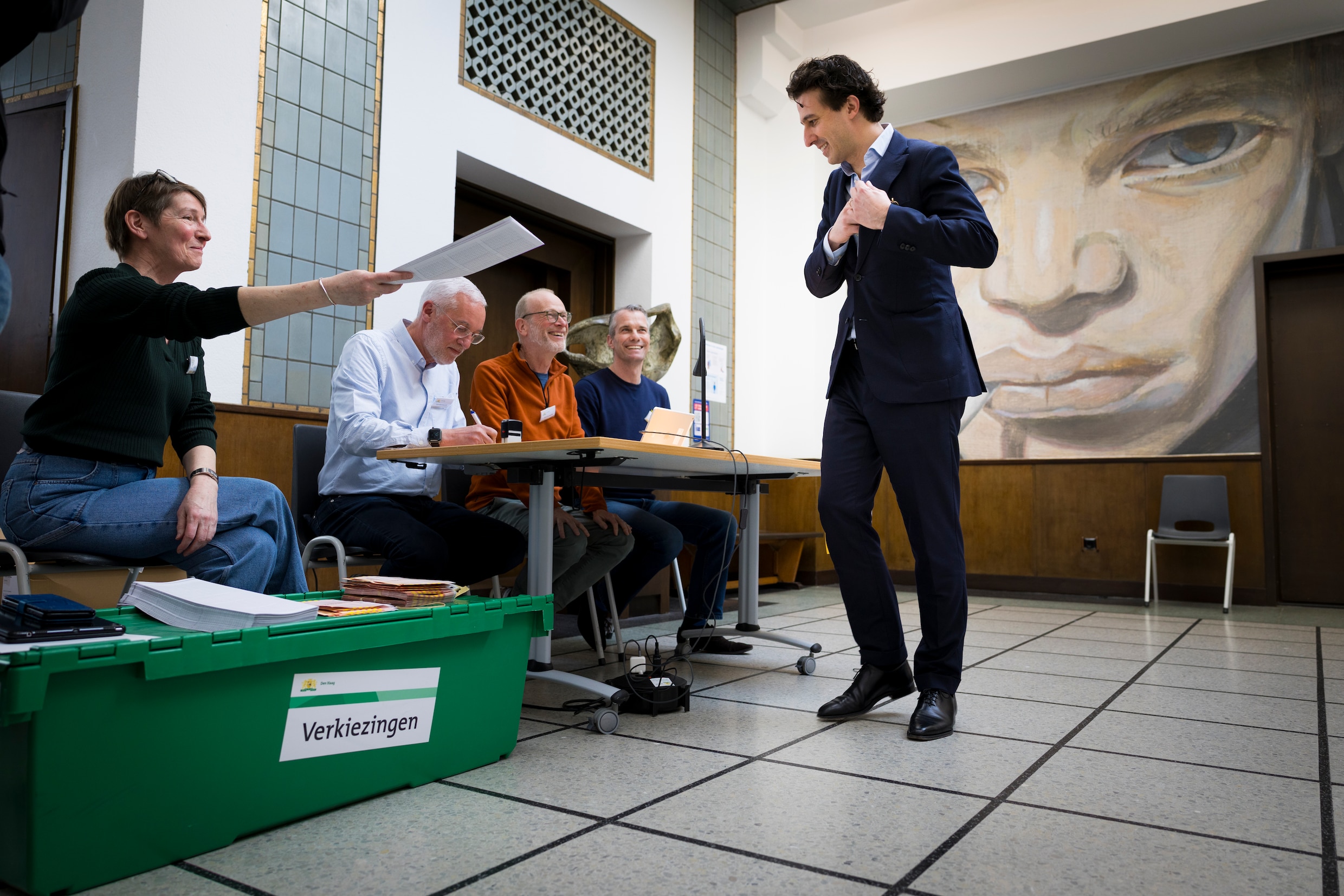 GroenLinks-PvdA-leider Jesse Klaver in het stemlokaal in het Haagse Kunstmuseum.