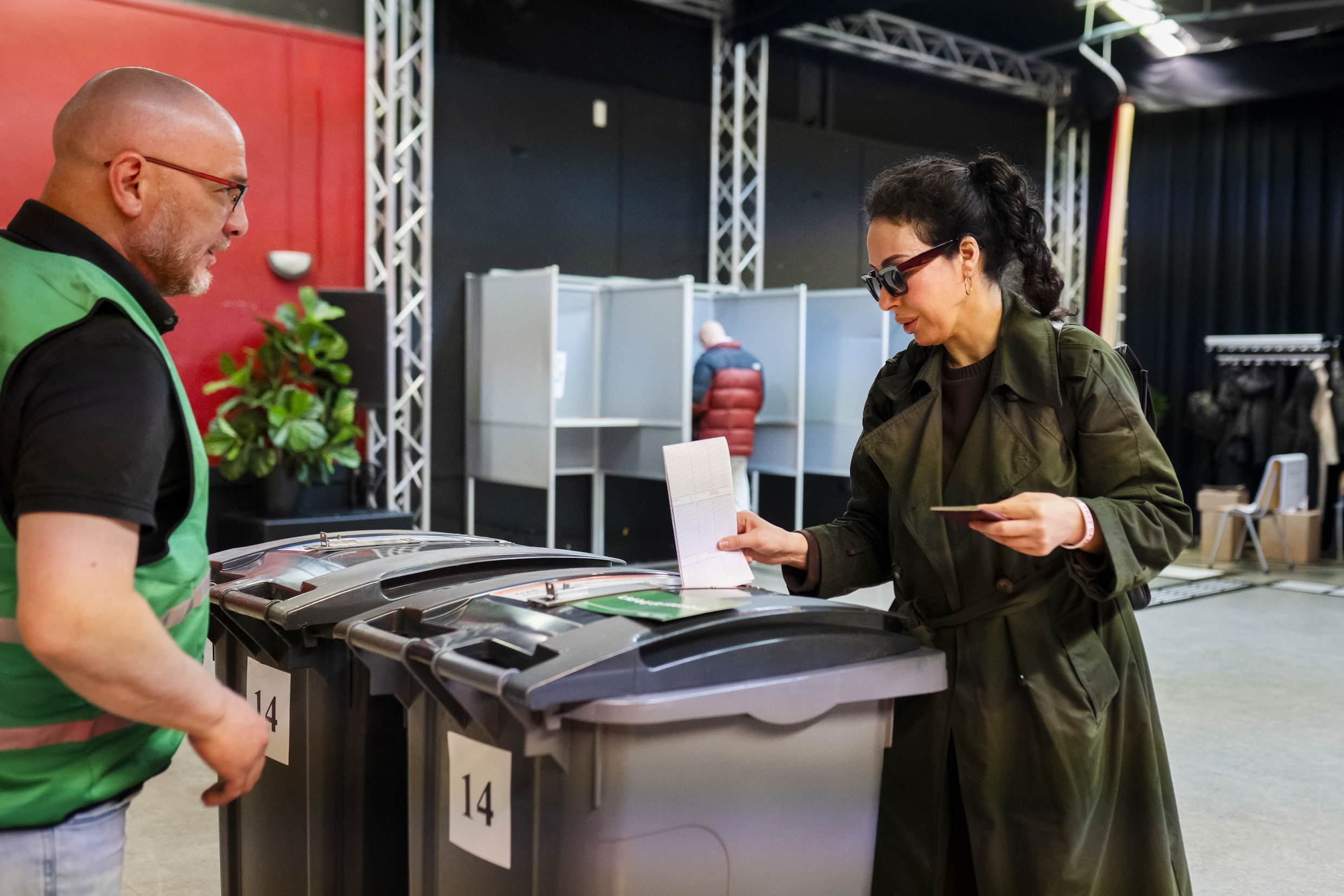 Kiezers in verzamelgebouw ‘t Klooster aan het Afrikaanderplein in Rotterdam.