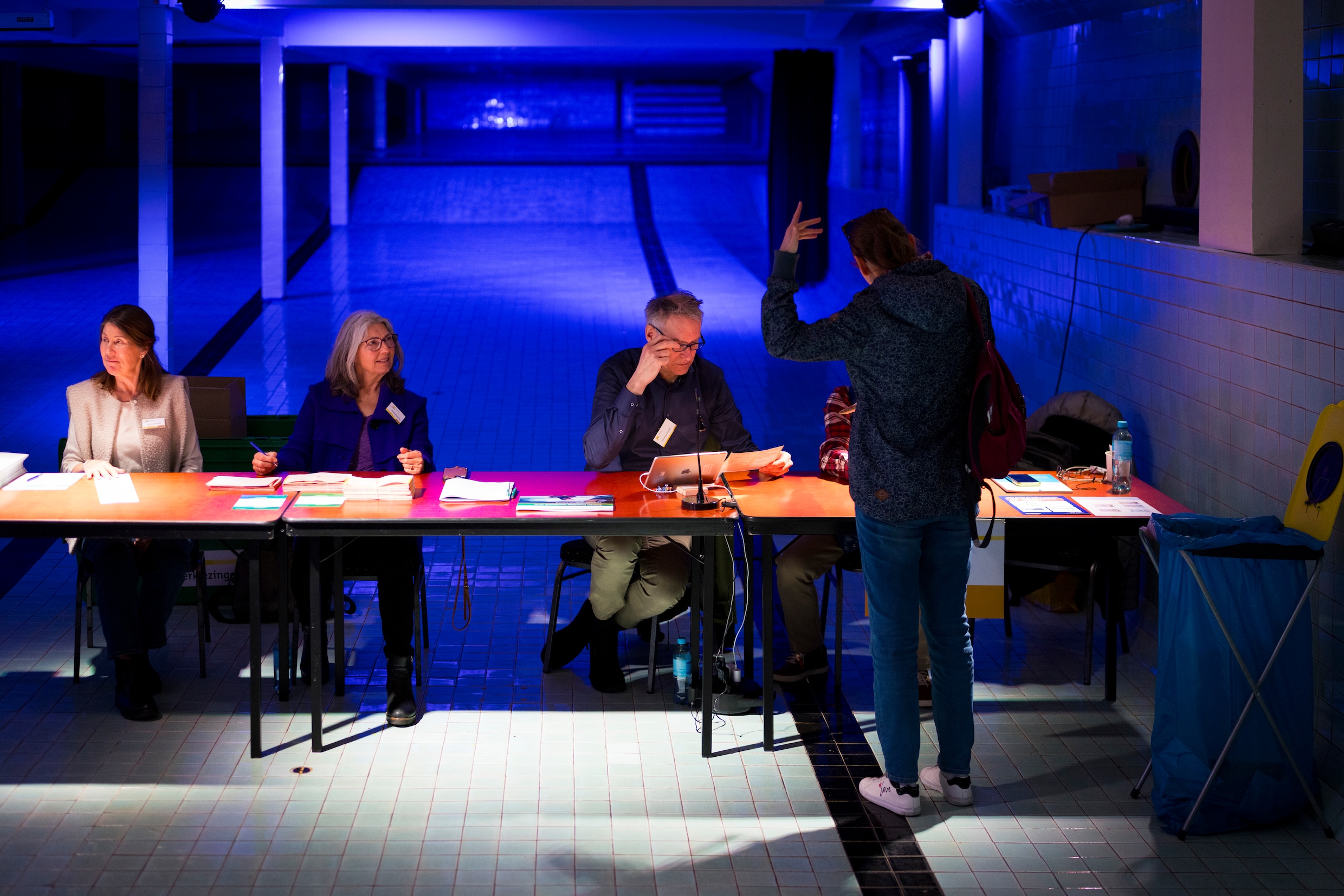 Een stembureau in het Haagse theater De Regentes, wat vroeger een zwembad was.