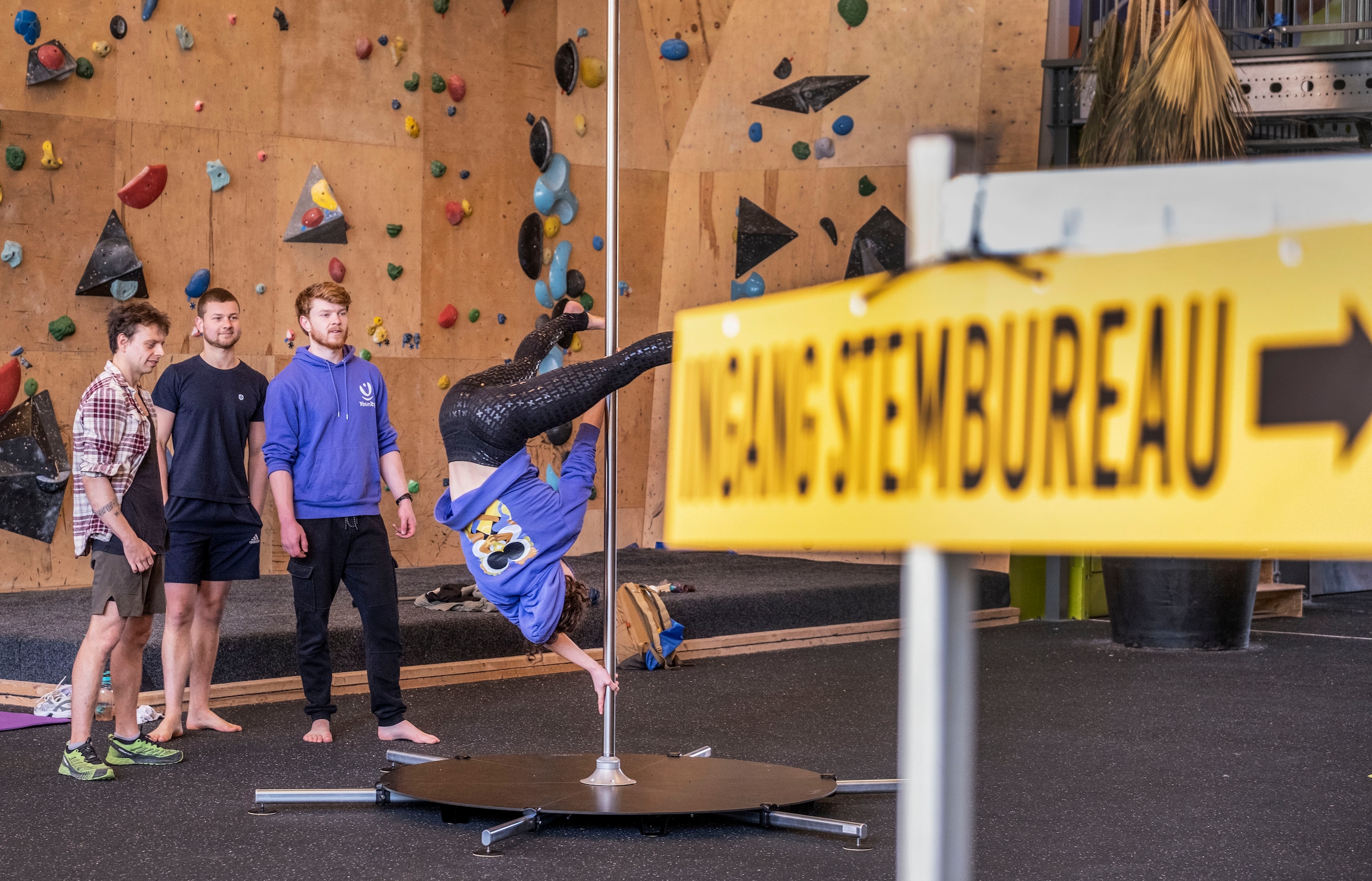 Wie gaat stemmen in het buurthuis bij winkelcentrum Overvecht kan meteen een minicursus paaldansen krijgen.