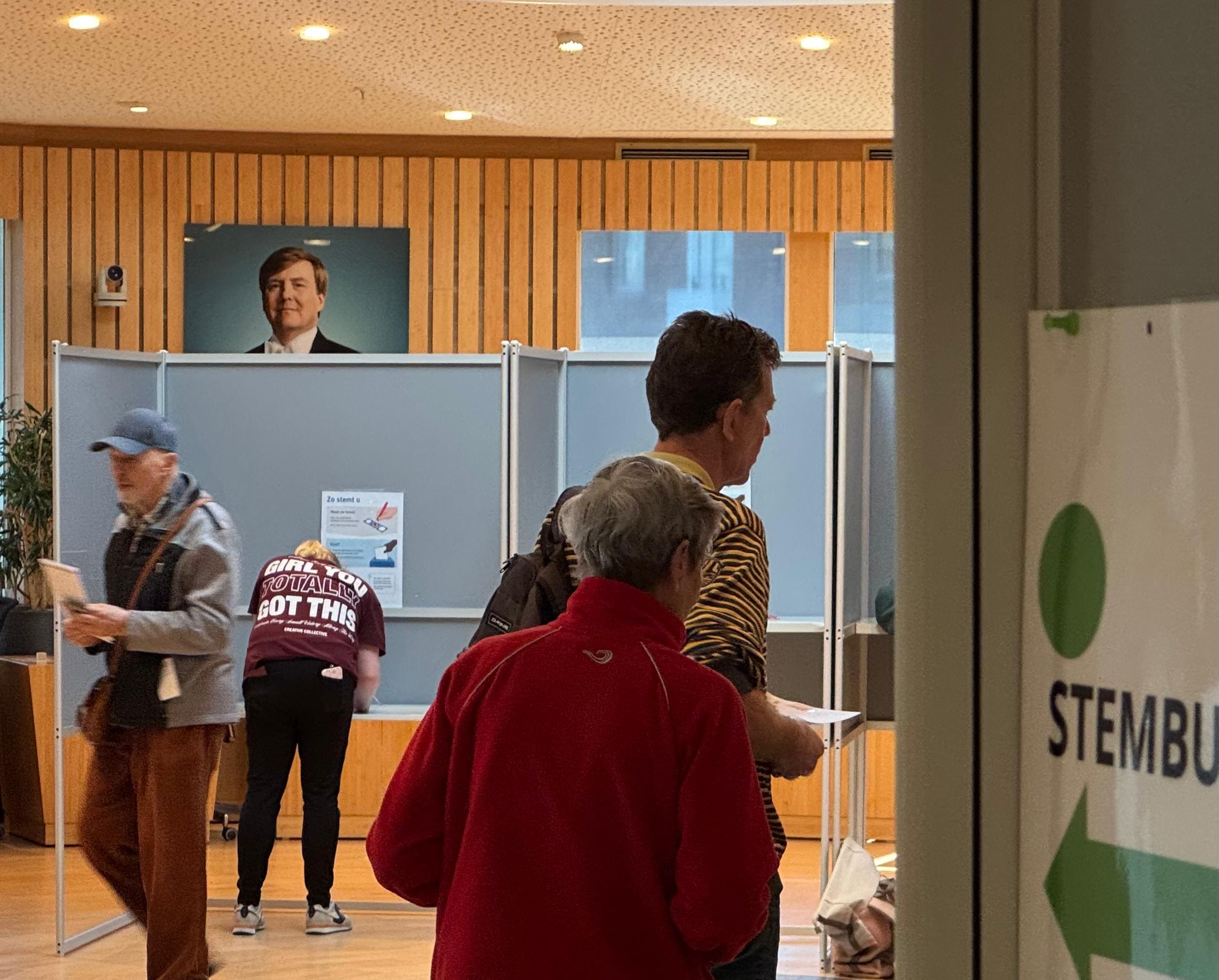 De koning kijkt toe in het stemlokaal in Wijk bij Duurstede.