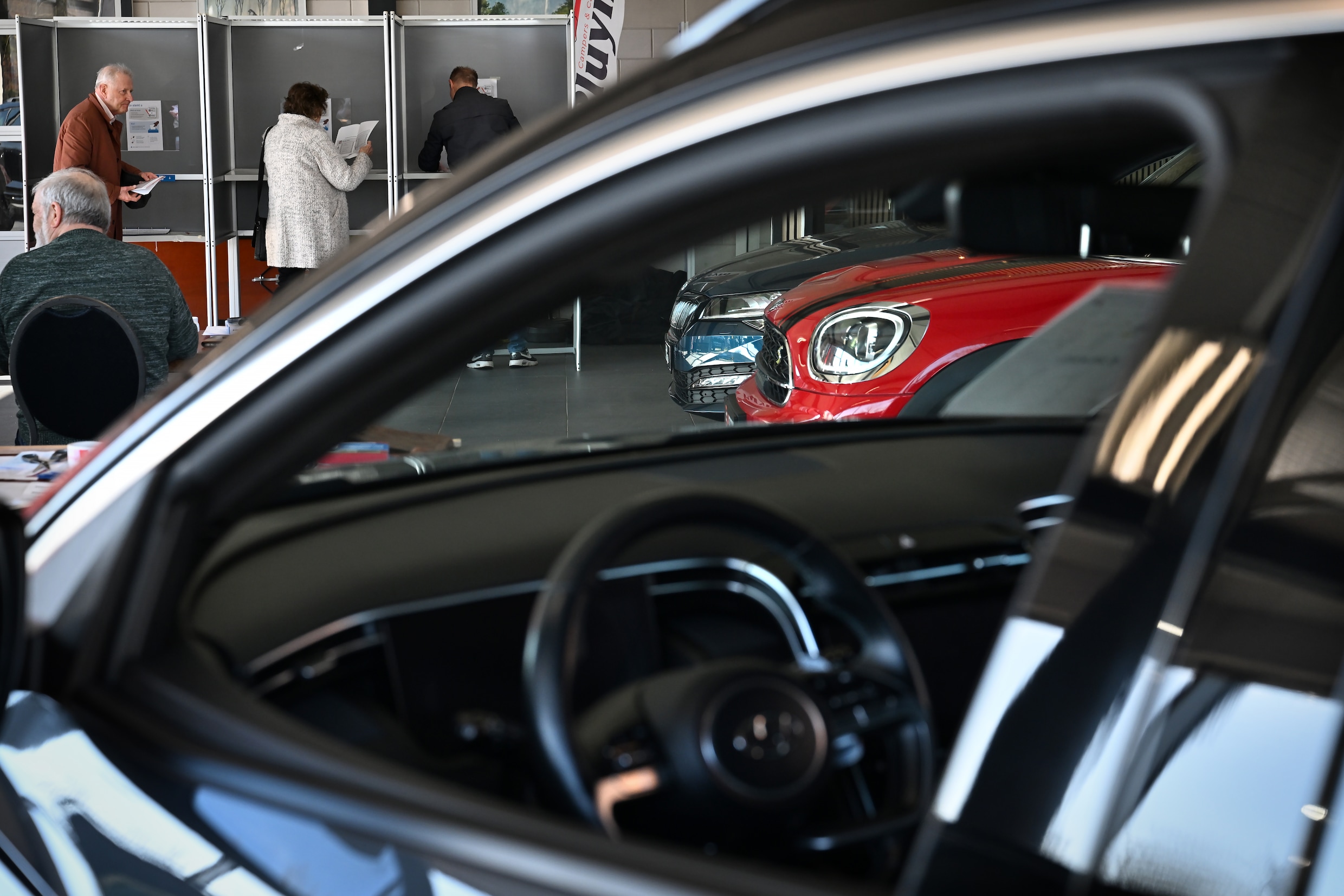 De garage Frank Pluym in Nijmegen doet tijdens deze verkiezingen dienst als stembureau. 