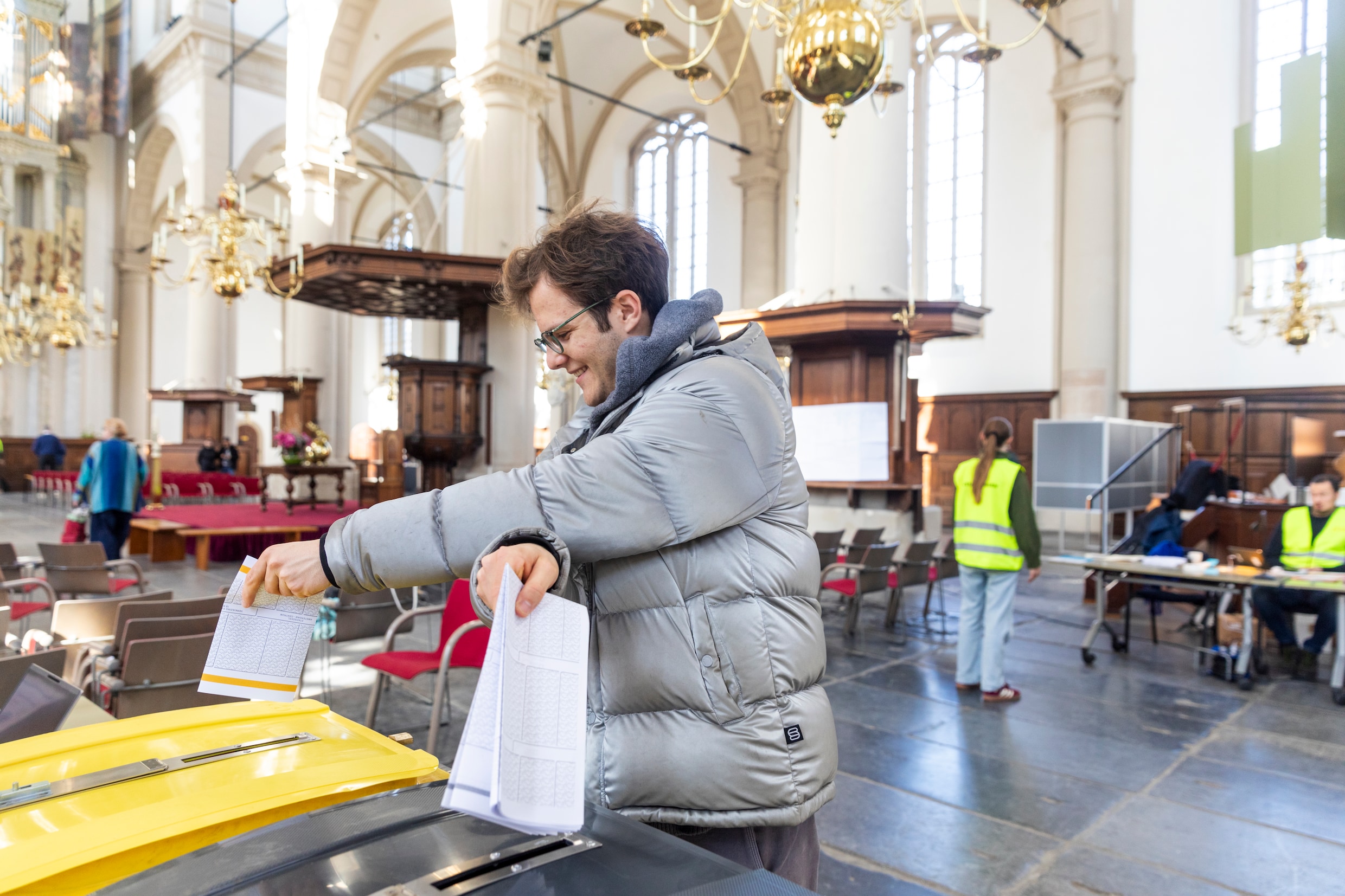 Amsterdammers stemmen in de Westerkerk voor de gemeenteraad en de stadsdeelcommissie.
