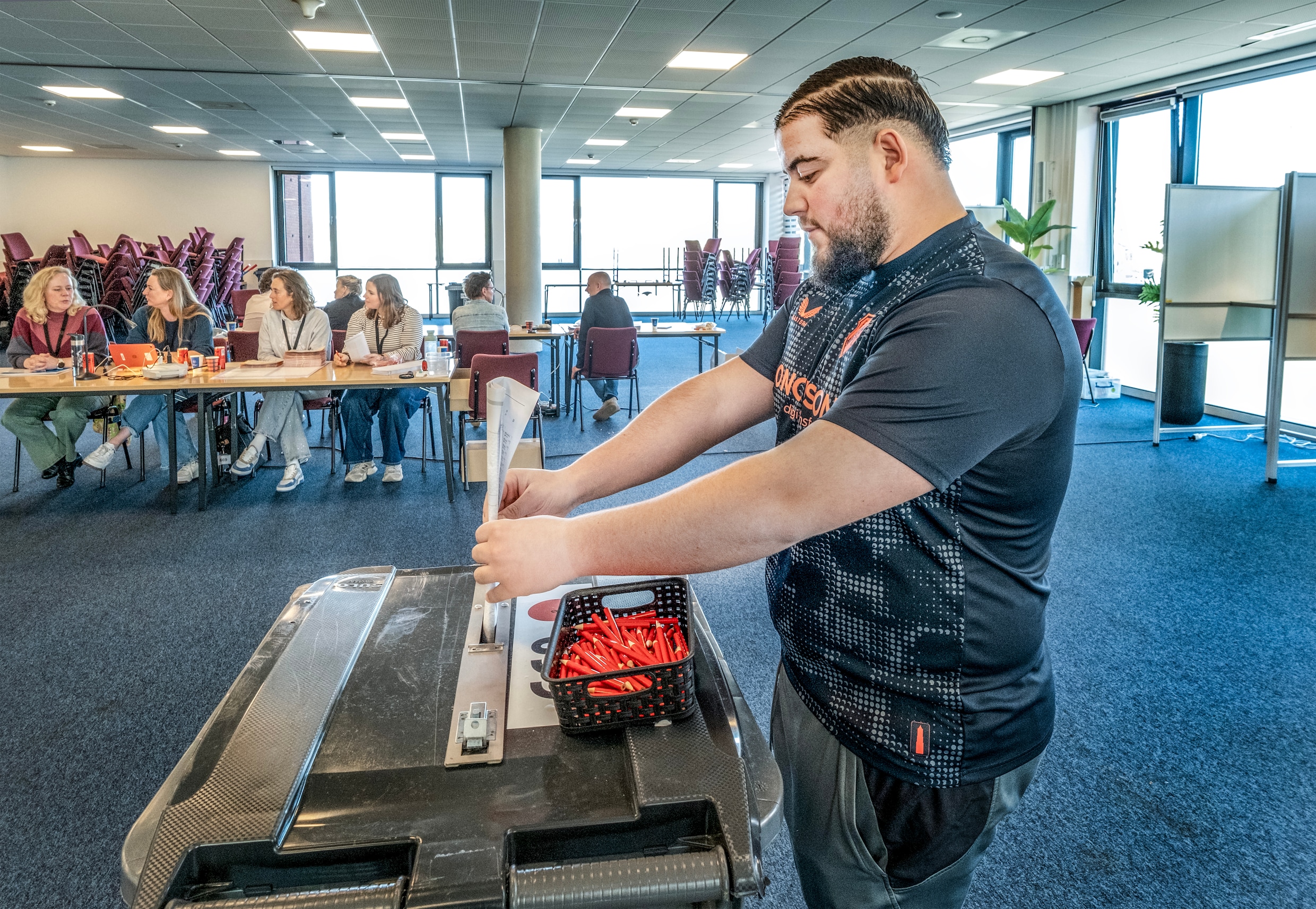 In de  Utrechtse Ulu moskee brengen mensen hun stem uit.