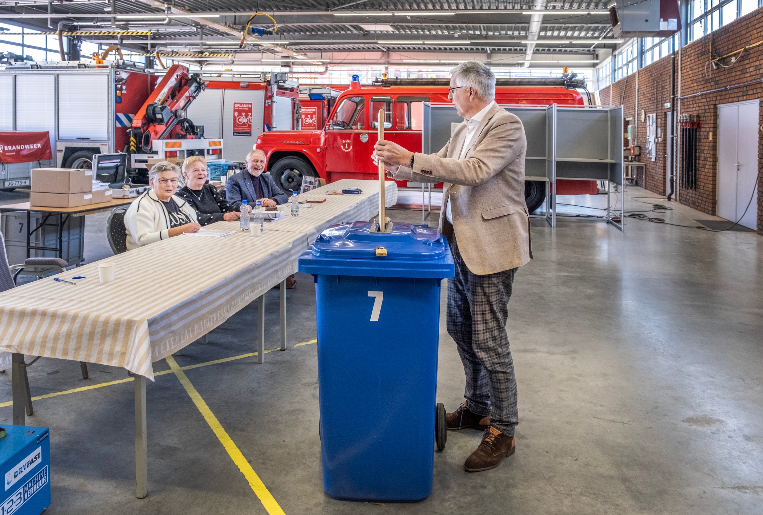 In de brandweerkazerne van Dronten is een stembureau ingericht. 