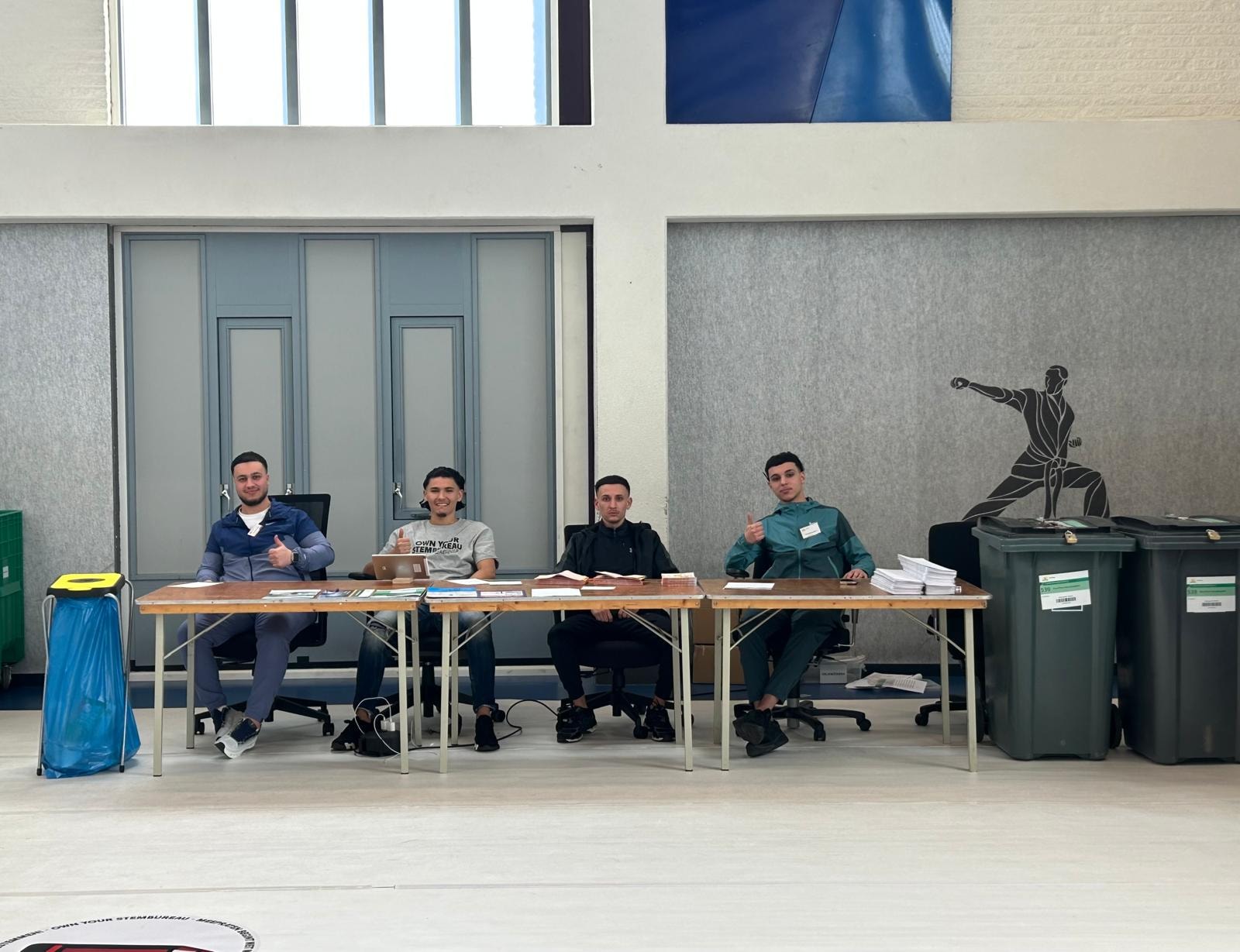 Younes, Mouaad, Ashraf en Walid bemannen samen het jongerenstembureau in het Haagse Transvaalkwartier