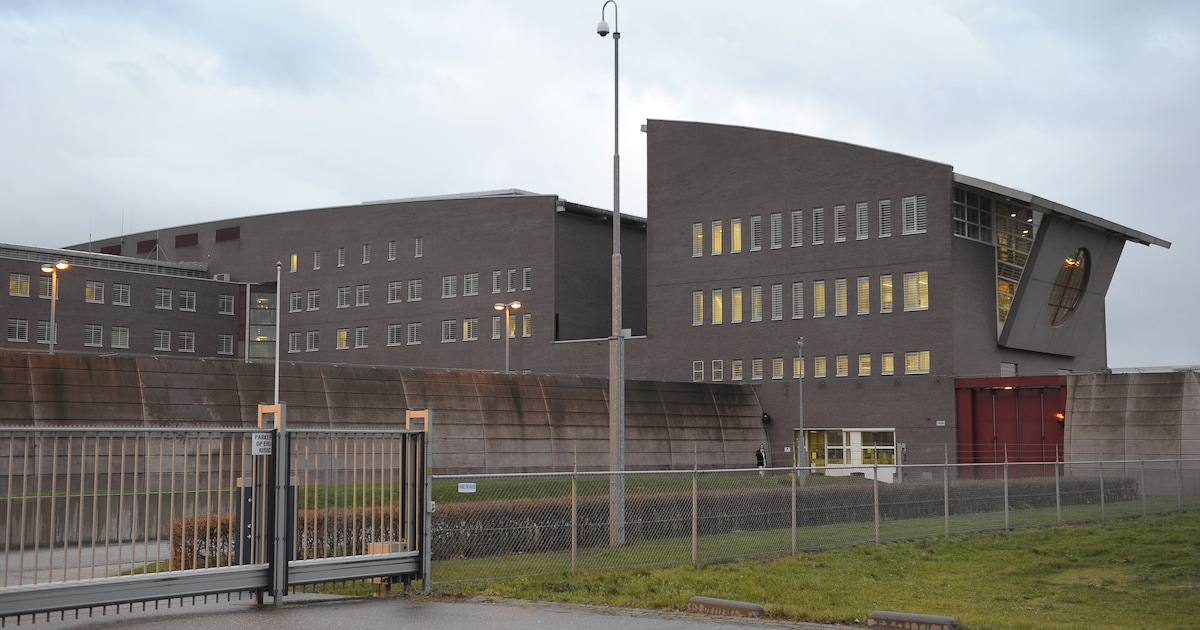 Ook bij bezoek aan ziekenhuis in Roermond neemt gevangene de benen