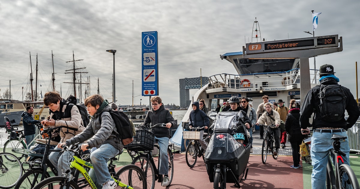 Man op klaarlichte dag doodgeschoten op vol terras in Amsterdam