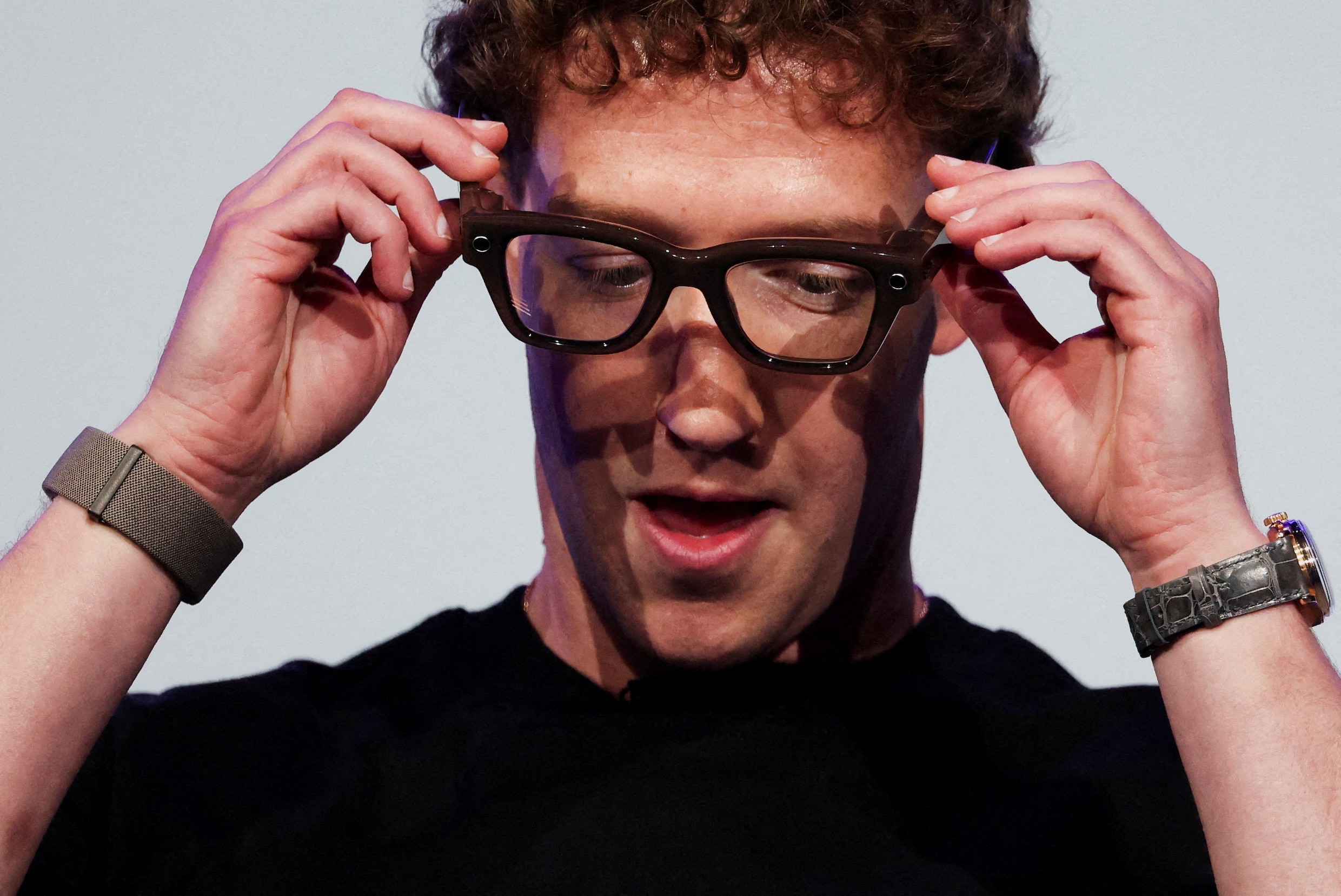 Meta-CEO Mark Zuckerberg met een AI-bril op van zijn bedrijf, september 2025.