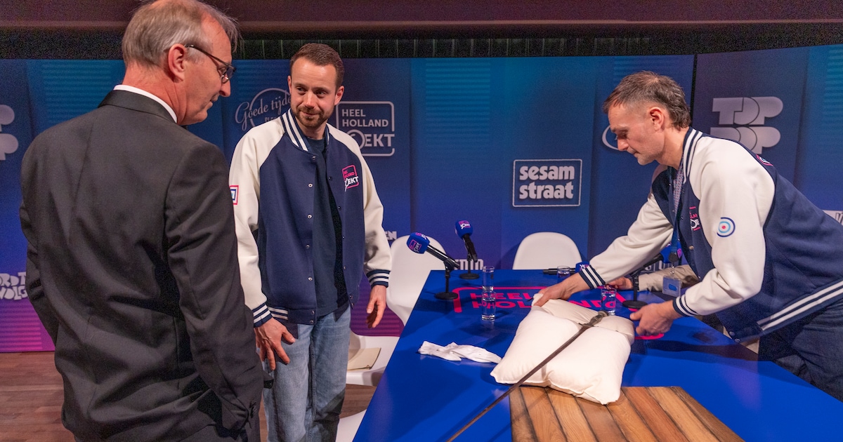 ‘Het zwaard van Floris!’ Uit heel Nederland worden stukjes televisiegeschiedenis naar Hilversum gebr