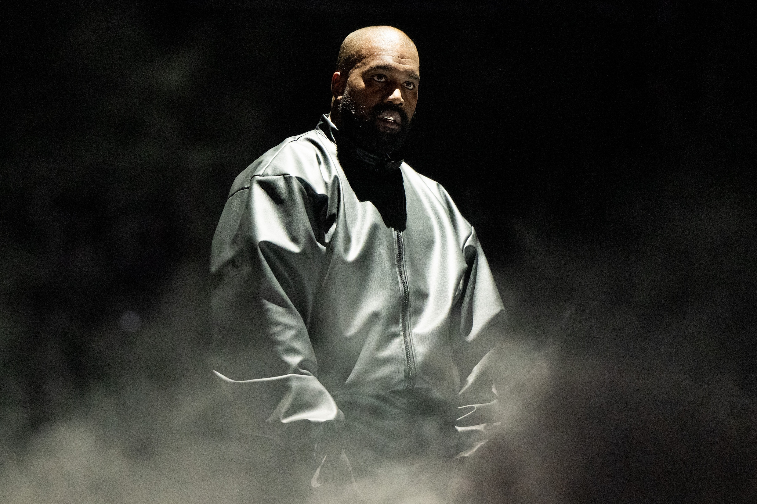 Britse regering blokkeert komst van Kanye West, die vorig jaar het ...
