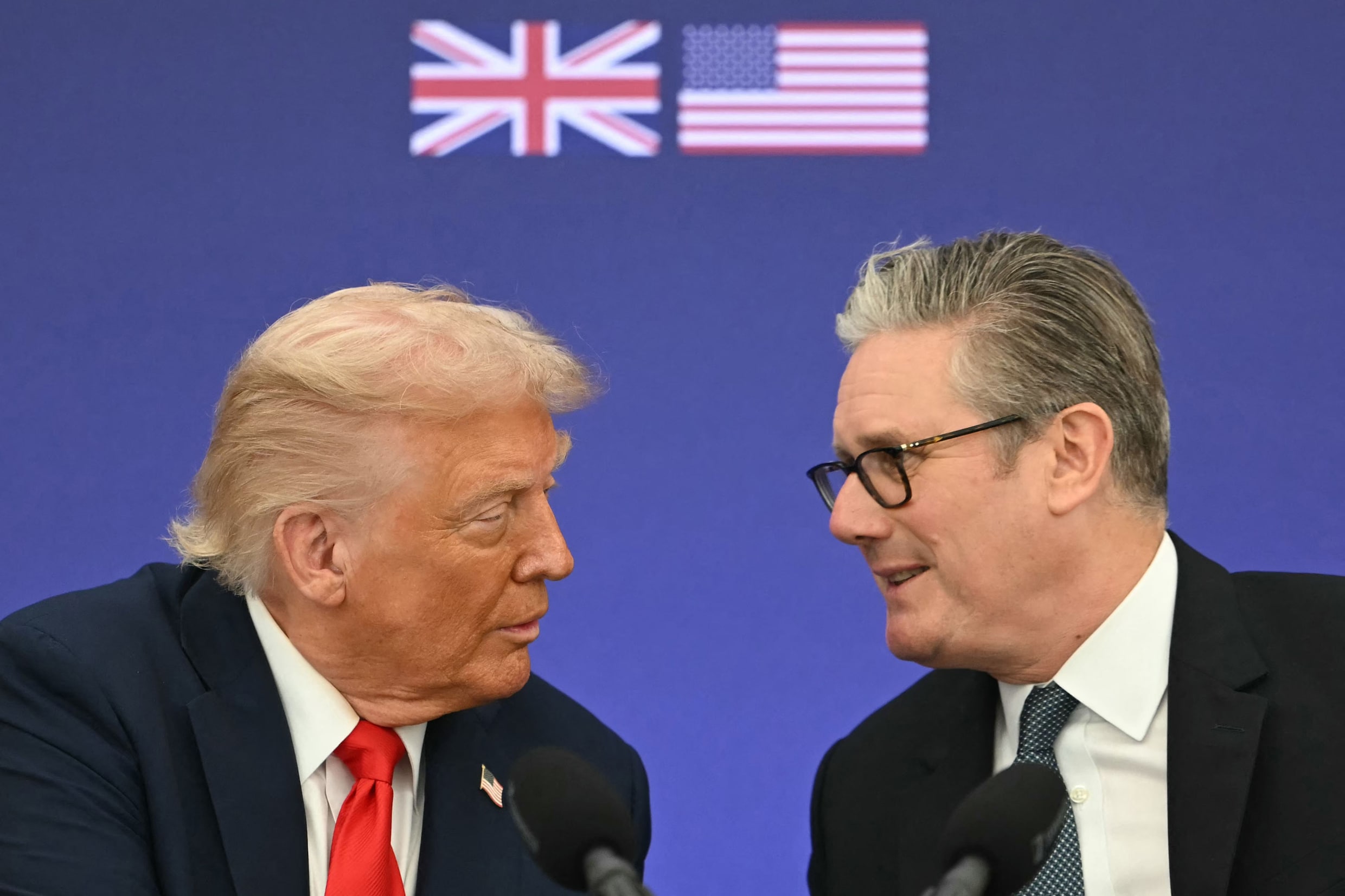 De Amerikaanse president Donald Trump (links) en de Britse premier Keir Starmer tijdens een ontmoeting vorig jaar september in het Engelse Aylesbury.