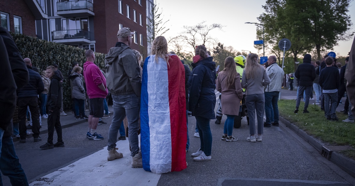Gemeente Wijdemeren stelt opvang asielzoekers in leeg stadhuis uit na twee dagen van rellen