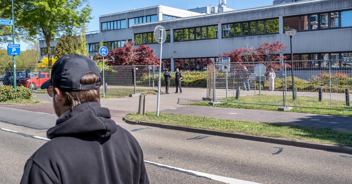 Vijftig man gooien ruiten in van beoogd azc in Loosdrecht; één verdachte opgepakt