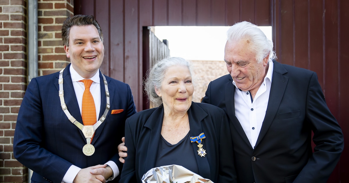 Lintjes voor Willeke van Ammelrooy, Esther Verhoef en Dolly Bellefleur