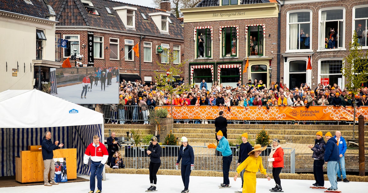Koning herbeleeft zijn Elfstedentocht van 1986 tijdens ‘Keningsdei’ in Dokkum