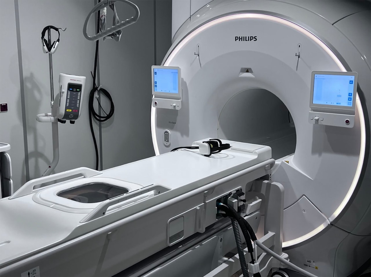 De MRI met de glasplaat in het tafelblad die de geluidsgolven bundelt.