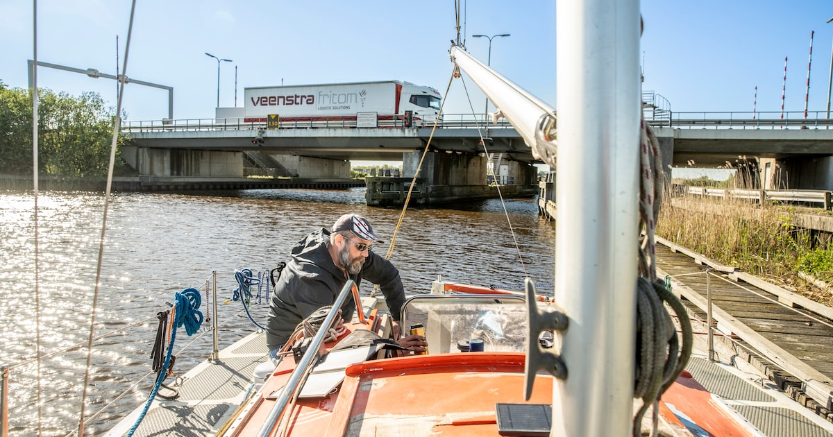 Opnieuw begeeft een Friese brug het, net voor het vaarseizoen: ‘Ik kan geen kant op’
