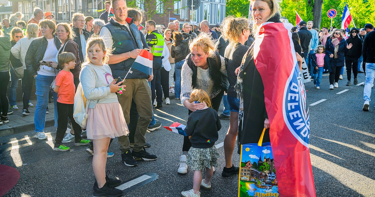 Met roze hartjes de barricaden op. Wat zit er achter het vrouwenprotest tegen het azc?