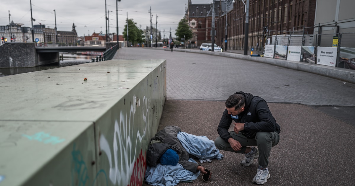 Amsterdam probeert buitenlandse daklozen tot reis naar huis te verleiden: ‘We kunnen je ticket betal