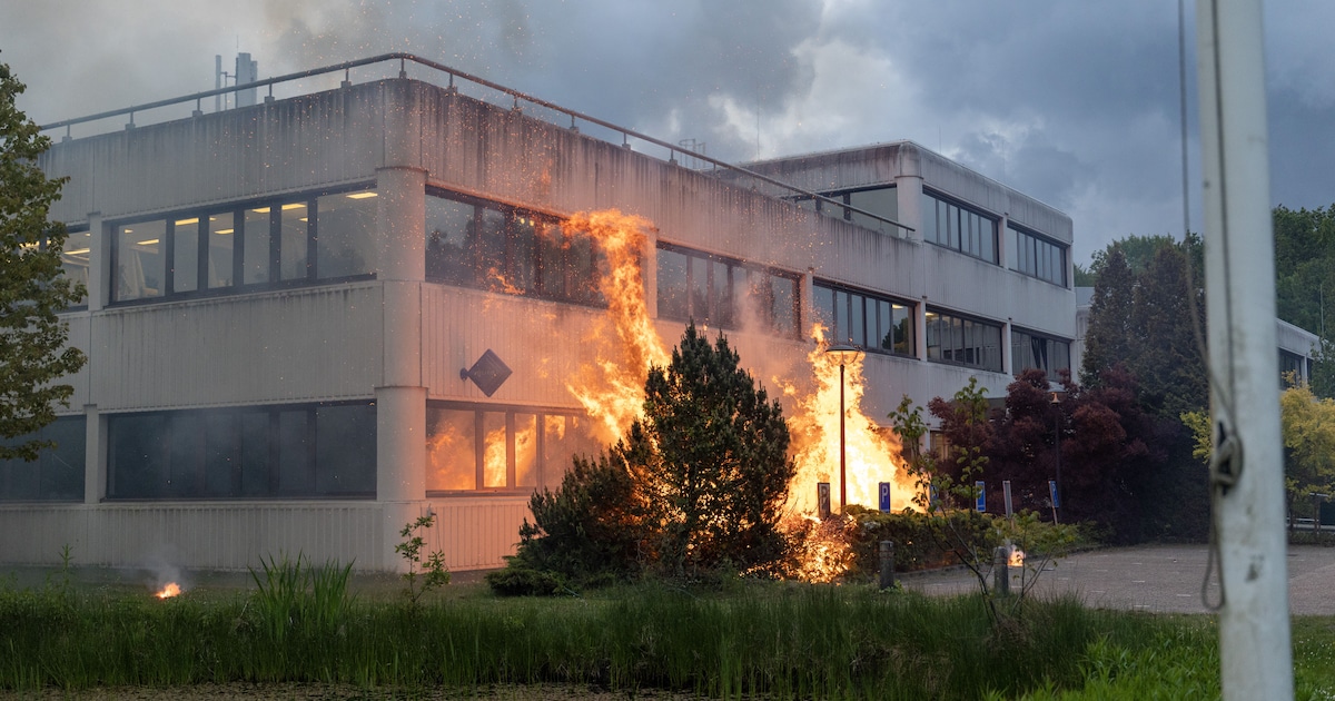 Brandweer blust brand bij noodopvang in Loosdrecht, tegenstanders gooiden fakkels