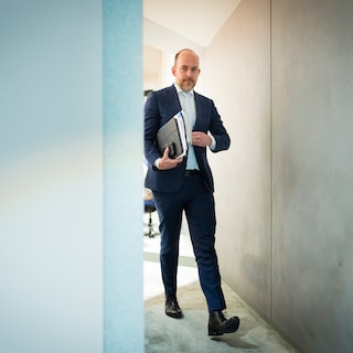 Asielminister Van den Brink zal Spreidingswet handhaven, mede op verzoek van gemeenten