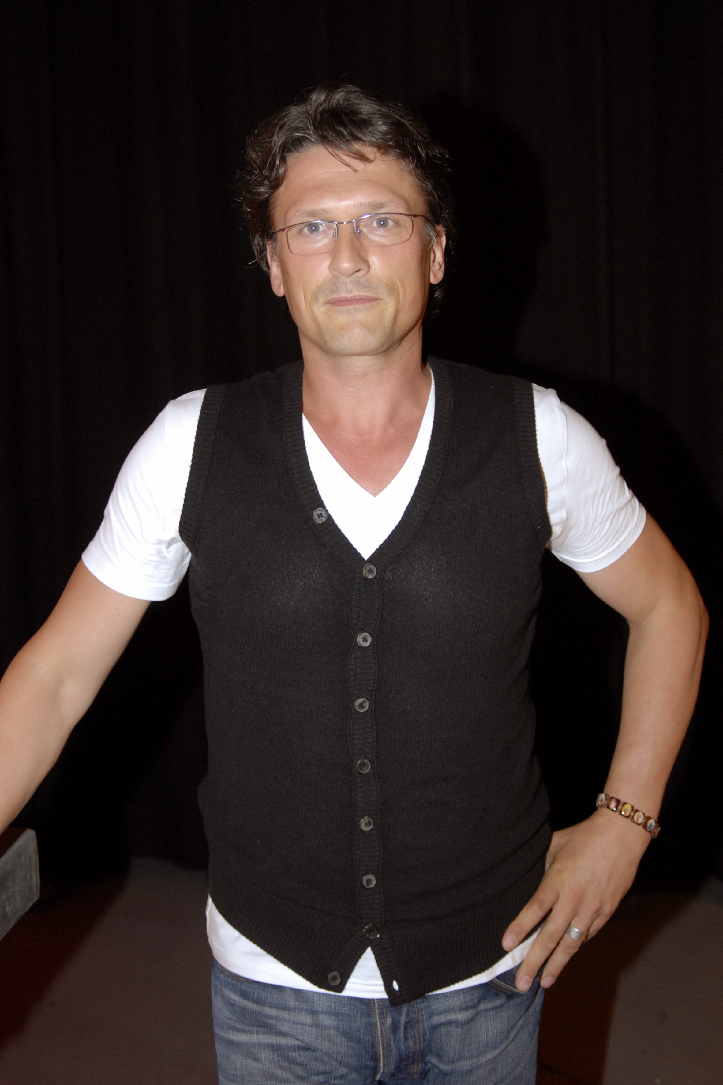 Presentator Bas Westerweel (62), bekend van Toppop en Het Klokhuis ...