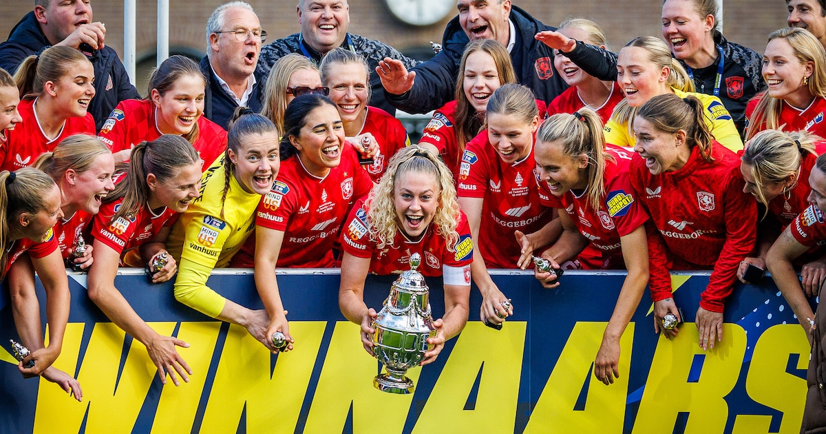 Vrouwen FC Twente winnen KNVB-beker na wonderbaarlijke comeback tegen PSV