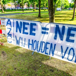 Anti-azc-demonstranten vernielen gemeentehuis Wijk bij Duurs