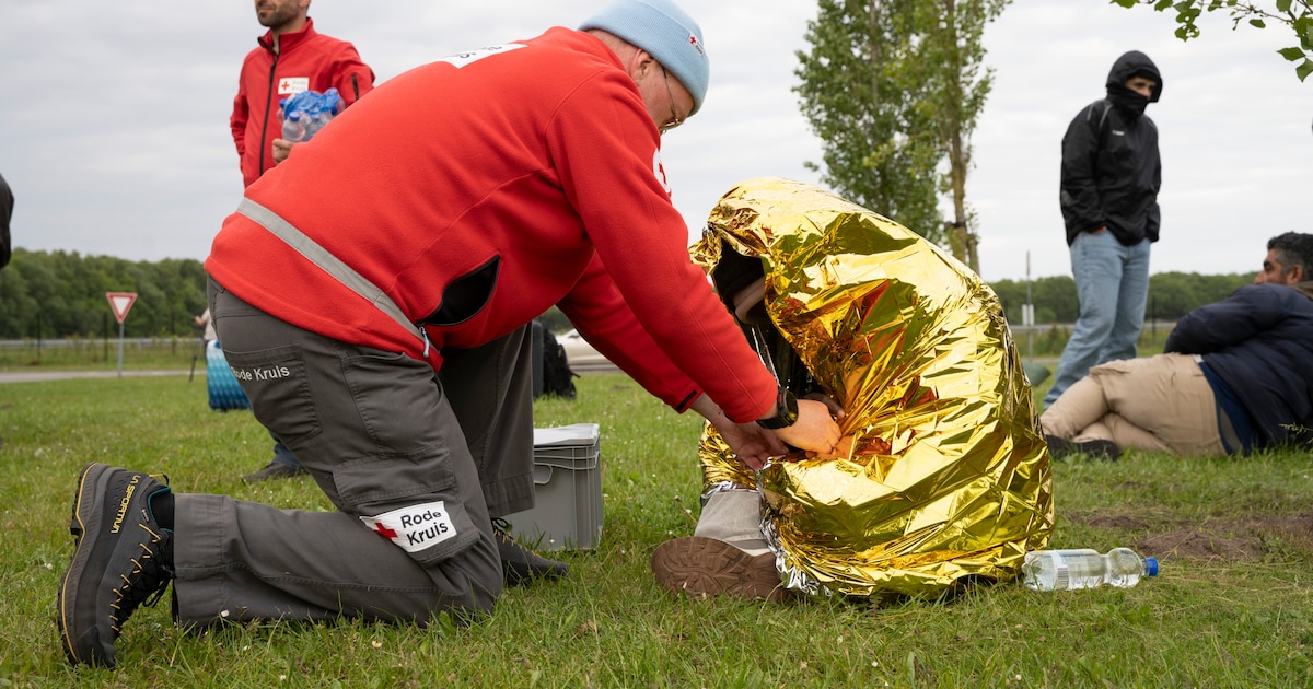 In Ter Apel liggen opnieuw migranten op het gras te wachten: ‘Telkens blussen we dezelfde brand’
