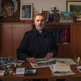 Als er iemand dé bureaucraat achter een bureau weet te fotograferen, dan is het Jan Banning wel
