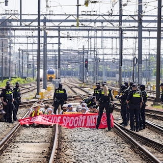 XR legt treinverkeer Utrecht stil: ‘Ik snap dat ze boos zijn, maar ik weet niet of dit de juiste manier is’